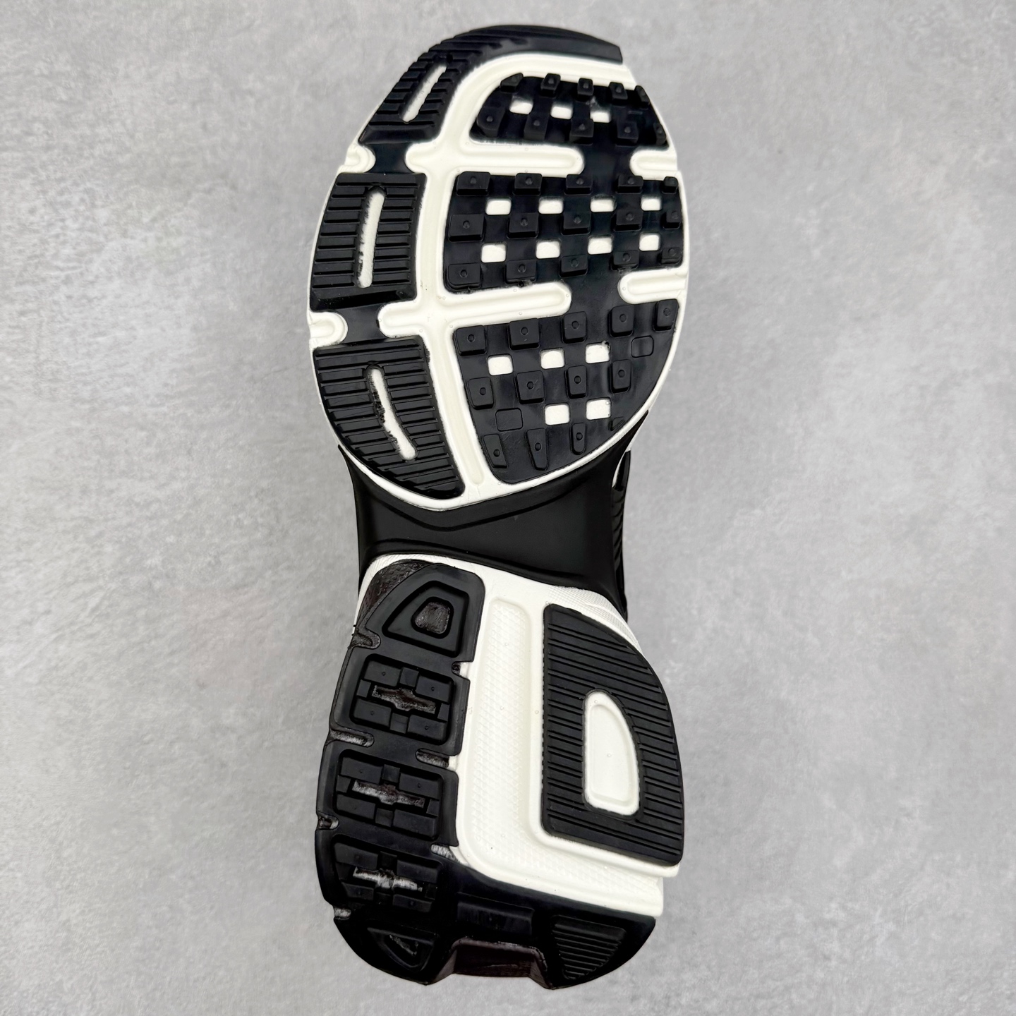 图片[9]-＃福利特价 NK V2K Runtekk 减震防滑低帮 复古老爹鞋跑步鞋 鞋款被命名为 Runtekk 设计上借鉴了 2000 年的跑鞋风格 配色上以金属银为主调 简练又有复古运动气质 材质上使用大面积网眼、皮革、TPU 组成 支撑和透气性肯定不错 中底处由 Cushlon 泡绵打造 保证在压马路时可以提供优秀脚感 并通过一手做旧氧化效果突出复古感 中底造型很容易让大家联想到巴黎世家3XL 增高效果同样不能忽视 尺码：36 36.5 37.5 38 38.5 39 40 40.5 41 42 42.5 43 44 44.5 45-选品中心