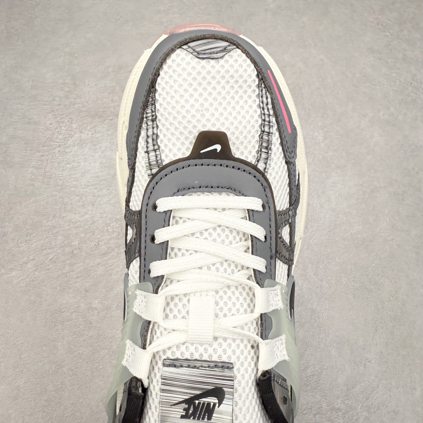 图片[4]-＃福利特价 NK V2K Runtekk 减震防滑低帮 复古老爹鞋跑步鞋 鞋款被命名为 Runtekk 设计上借鉴了 2000 年的跑鞋风格 配色上以金属银为主调 简练又有复古运动气质 材质上使用大面积网眼、皮革、TPU 组成 支撑和透气性肯定不错 中底处由 Cushlon 泡绵打造 保证在压马路时可以提供优秀脚感 并通过一手做旧氧化效果突出复古感 中底造型很容易让大家联想到巴黎世家3XL 增高效果同样不能忽视 尺码：36 36.5 37.5 38 38.5 39 40 40.5 41 42 42.5 43 44 44.5 45-选品中心