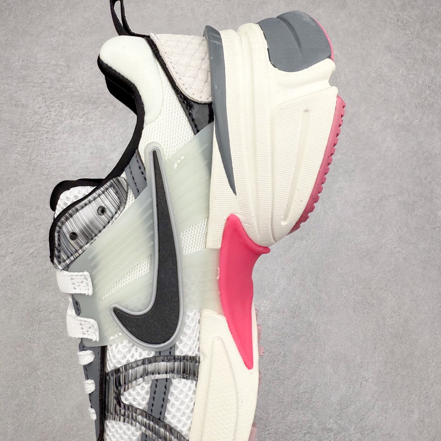 图片[7]-＃福利特价 NK V2K Runtekk 减震防滑低帮 复古老爹鞋跑步鞋 鞋款被命名为 Runtekk 设计上借鉴了 2000 年的跑鞋风格 配色上以金属银为主调 简练又有复古运动气质 材质上使用大面积网眼、皮革、TPU 组成 支撑和透气性肯定不错 中底处由 Cushlon 泡绵打造 保证在压马路时可以提供优秀脚感 并通过一手做旧氧化效果突出复古感 中底造型很容易让大家联想到巴黎世家3XL 增高效果同样不能忽视 尺码：36 36.5 37.5 38 38.5 39 40 40.5 41 42 42.5 43 44 44.5 45-选品中心