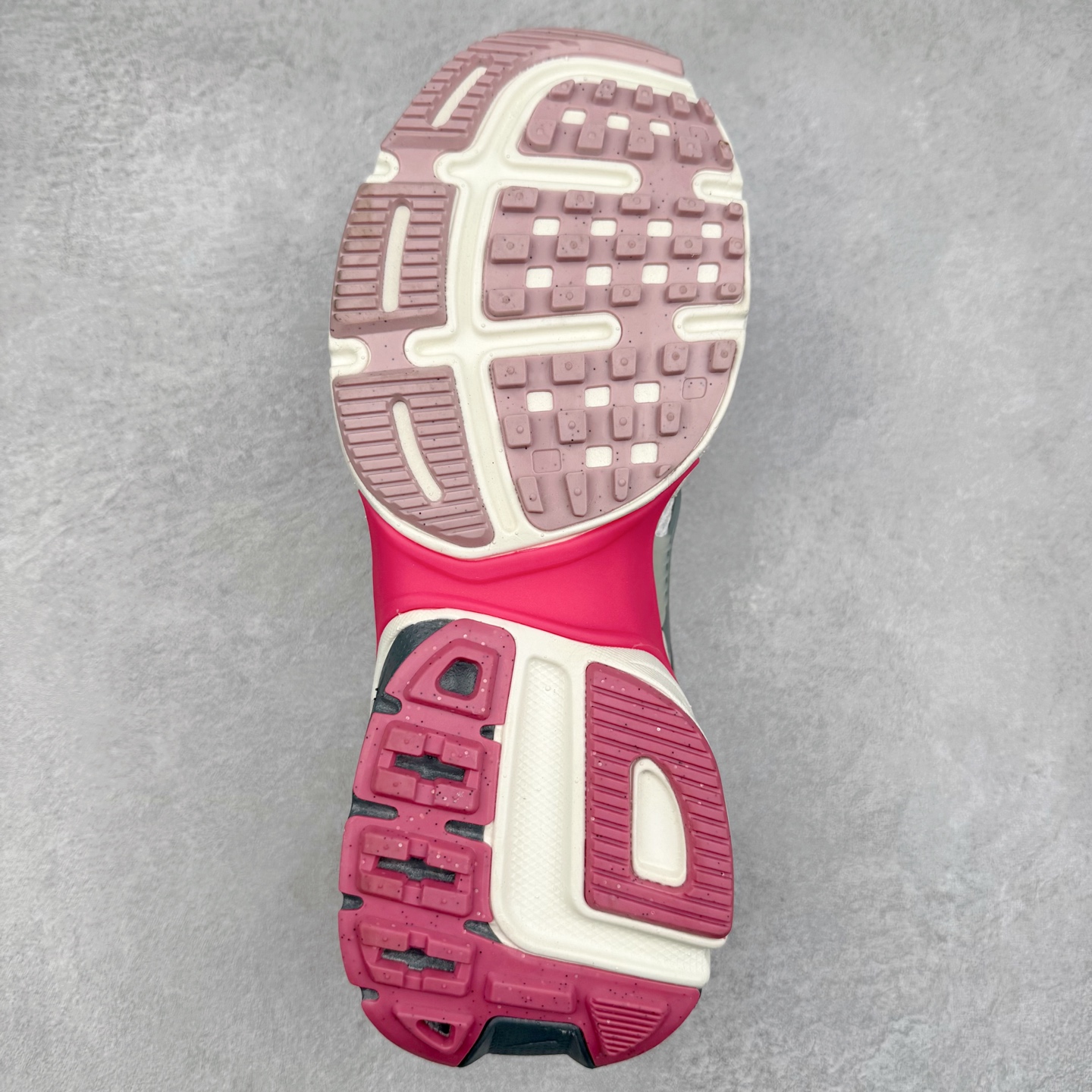 图片[9]-＃福利特价 NK V2K Runtekk 减震防滑低帮 复古老爹鞋跑步鞋 鞋款被命名为 Runtekk 设计上借鉴了 2000 年的跑鞋风格 配色上以金属银为主调 简练又有复古运动气质 材质上使用大面积网眼、皮革、TPU 组成 支撑和透气性肯定不错 中底处由 Cushlon 泡绵打造 保证在压马路时可以提供优秀脚感 并通过一手做旧氧化效果突出复古感 中底造型很容易让大家联想到巴黎世家3XL 增高效果同样不能忽视 尺码：36 36.5 37.5 38 38.5 39 40 40.5 41 42 42.5 43 44 44.5 45-选品中心