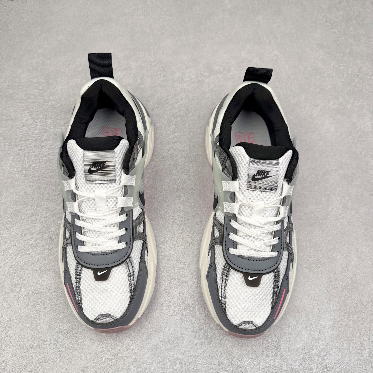 图片[2]-＃福利特价 NK V2K Runtekk 减震防滑低帮 复古老爹鞋跑步鞋 鞋款被命名为 Runtekk 设计上借鉴了 2000 年的跑鞋风格 配色上以金属银为主调 简练又有复古运动气质 材质上使用大面积网眼、皮革、TPU 组成 支撑和透气性肯定不错 中底处由 Cushlon 泡绵打造 保证在压马路时可以提供优秀脚感 并通过一手做旧氧化效果突出复古感 中底造型很容易让大家联想到巴黎世家3XL 增高效果同样不能忽视 尺码：36 36.5 37.5 38 38.5 39 40 40.5 41 42 42.5 43 44 44.5 45-选品中心