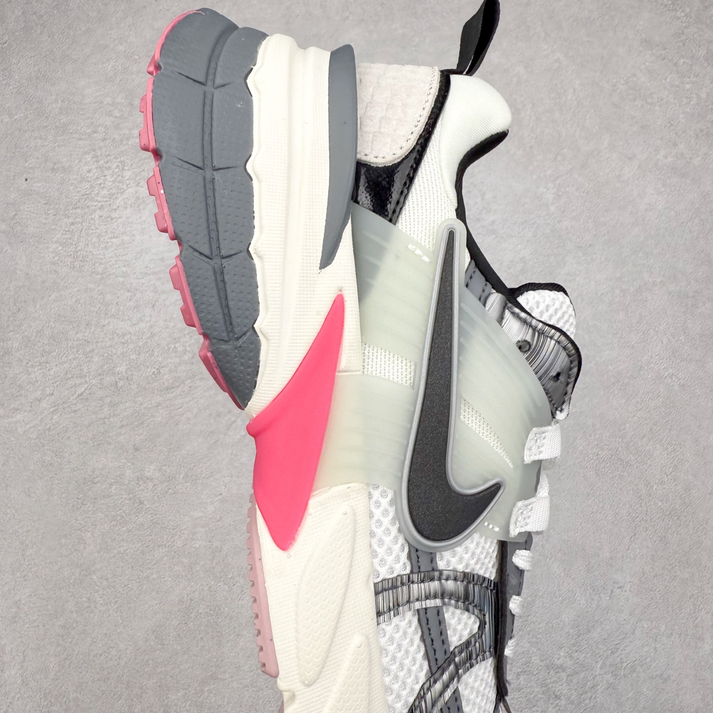 图片[6]-＃福利特价 NK V2K Runtekk 减震防滑低帮 复古老爹鞋跑步鞋 鞋款被命名为 Runtekk 设计上借鉴了 2000 年的跑鞋风格 配色上以金属银为主调 简练又有复古运动气质 材质上使用大面积网眼、皮革、TPU 组成 支撑和透气性肯定不错 中底处由 Cushlon 泡绵打造 保证在压马路时可以提供优秀脚感 并通过一手做旧氧化效果突出复古感 中底造型很容易让大家联想到巴黎世家3XL 增高效果同样不能忽视 尺码：36 36.5 37.5 38 38.5 39 40 40.5 41 42 42.5 43 44 44.5 45-选品中心