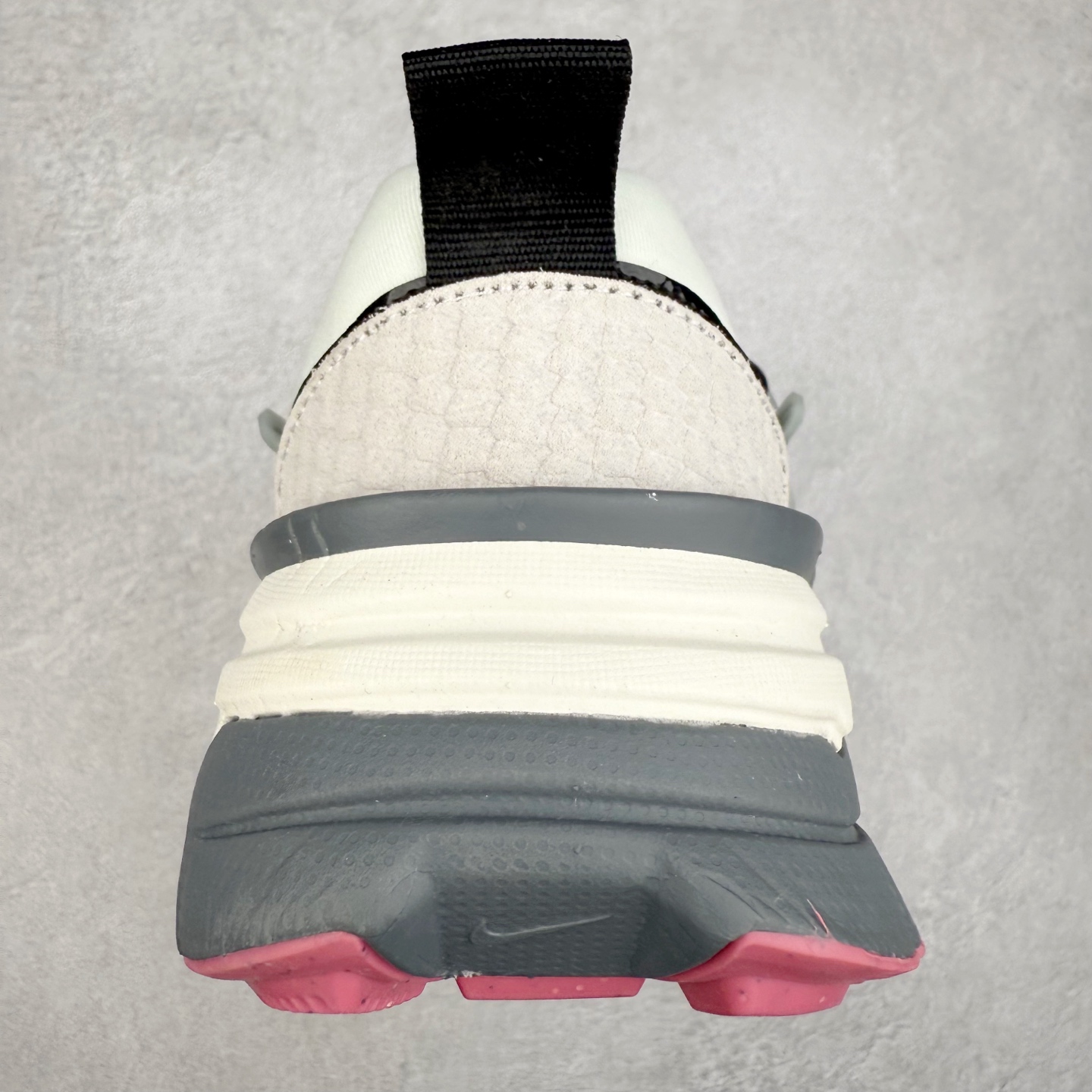 图片[8]-＃福利特价 NK V2K Runtekk 减震防滑低帮 复古老爹鞋跑步鞋 鞋款被命名为 Runtekk 设计上借鉴了 2000 年的跑鞋风格 配色上以金属银为主调 简练又有复古运动气质 材质上使用大面积网眼、皮革、TPU 组成 支撑和透气性肯定不错 中底处由 Cushlon 泡绵打造 保证在压马路时可以提供优秀脚感 并通过一手做旧氧化效果突出复古感 中底造型很容易让大家联想到巴黎世家3XL 增高效果同样不能忽视 尺码：36 36.5 37.5 38 38.5 39 40 40.5 41 42 42.5 43 44 44.5 45-选品中心