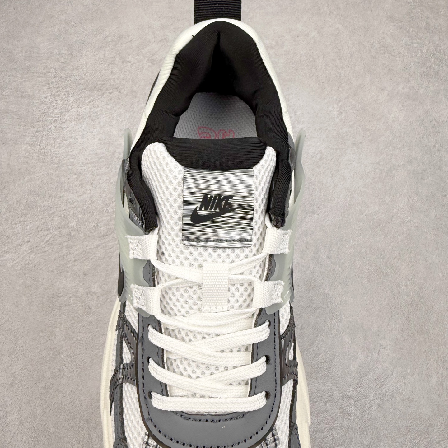 图片[5]-＃福利特价 NK V2K Runtekk 减震防滑低帮 复古老爹鞋跑步鞋 鞋款被命名为 Runtekk 设计上借鉴了 2000 年的跑鞋风格 配色上以金属银为主调 简练又有复古运动气质 材质上使用大面积网眼、皮革、TPU 组成 支撑和透气性肯定不错 中底处由 Cushlon 泡绵打造 保证在压马路时可以提供优秀脚感 并通过一手做旧氧化效果突出复古感 中底造型很容易让大家联想到巴黎世家3XL 增高效果同样不能忽视 尺码：36 36.5 37.5 38 38.5 39 40 40.5 41 42 42.5 43 44 44.5 45-选品中心