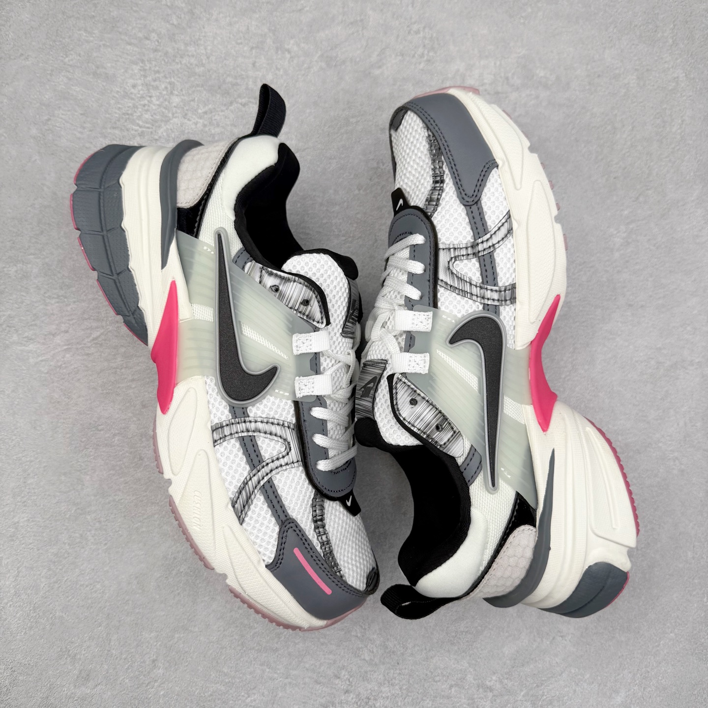 图片[3]-＃福利特价 NK V2K Runtekk 减震防滑低帮 复古老爹鞋跑步鞋 鞋款被命名为 Runtekk 设计上借鉴了 2000 年的跑鞋风格 配色上以金属银为主调 简练又有复古运动气质 材质上使用大面积网眼、皮革、TPU 组成 支撑和透气性肯定不错 中底处由 Cushlon 泡绵打造 保证在压马路时可以提供优秀脚感 并通过一手做旧氧化效果突出复古感 中底造型很容易让大家联想到巴黎世家3XL 增高效果同样不能忽视 尺码：36 36.5 37.5 38 38.5 39 40 40.5 41 42 42.5 43 44 44.5 45-选品中心