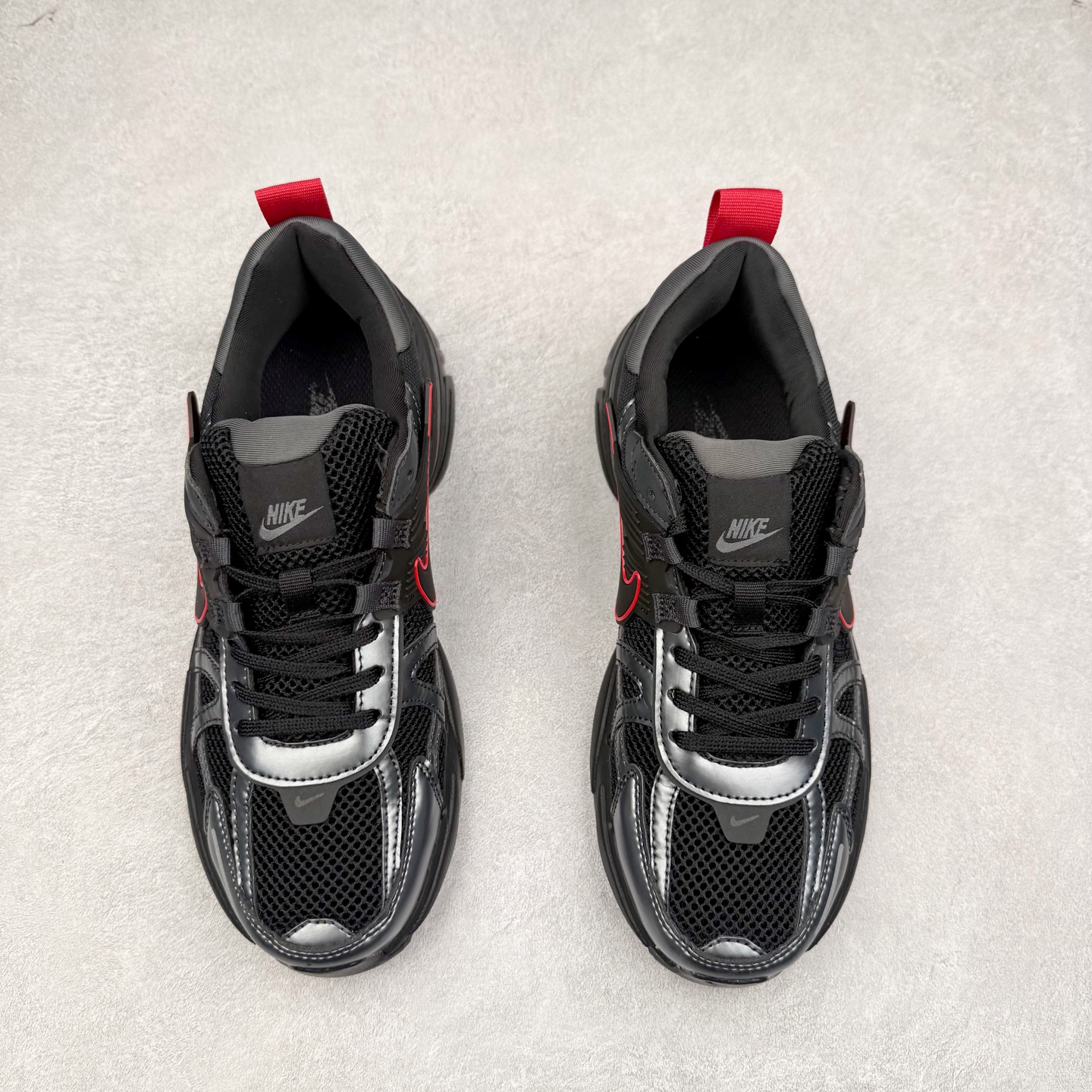 图片[2]-＃福利特价 NK V2K Runtekk 减震防滑低帮 复古老爹鞋跑步鞋 鞋款被命名为 Runtekk 设计上借鉴了 2000 年的跑鞋风格 配色上以金属银为主调 简练又有复古运动气质 材质上使用大面积网眼、皮革、TPU 组成 支撑和透气性肯定不错 中底处由 Cushlon 泡绵打造 保证在压马路时可以提供优秀脚感 并通过一手做旧氧化效果突出复古感 中底造型很容易让大家联想到巴黎世家3XL 增高效果同样不能忽视 尺码：36 36.5 37.5 38 38.5 39 40 40.5 41 42 42.5 43 44 44.5 45-选品中心