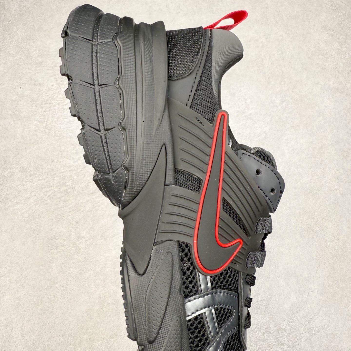 图片[6]-＃福利特价 NK V2K Runtekk 减震防滑低帮 复古老爹鞋跑步鞋 鞋款被命名为 Runtekk 设计上借鉴了 2000 年的跑鞋风格 配色上以金属银为主调 简练又有复古运动气质 材质上使用大面积网眼、皮革、TPU 组成 支撑和透气性肯定不错 中底处由 Cushlon 泡绵打造 保证在压马路时可以提供优秀脚感 并通过一手做旧氧化效果突出复古感 中底造型很容易让大家联想到巴黎世家3XL 增高效果同样不能忽视 尺码：36 36.5 37.5 38 38.5 39 40 40.5 41 42 42.5 43 44 44.5 45-选品中心