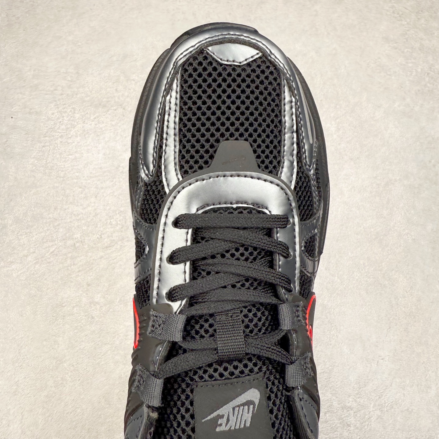 图片[4]-＃福利特价 NK V2K Runtekk 减震防滑低帮 复古老爹鞋跑步鞋 鞋款被命名为 Runtekk 设计上借鉴了 2000 年的跑鞋风格 配色上以金属银为主调 简练又有复古运动气质 材质上使用大面积网眼、皮革、TPU 组成 支撑和透气性肯定不错 中底处由 Cushlon 泡绵打造 保证在压马路时可以提供优秀脚感 并通过一手做旧氧化效果突出复古感 中底造型很容易让大家联想到巴黎世家3XL 增高效果同样不能忽视 尺码：36 36.5 37.5 38 38.5 39 40 40.5 41 42 42.5 43 44 44.5 45-选品中心