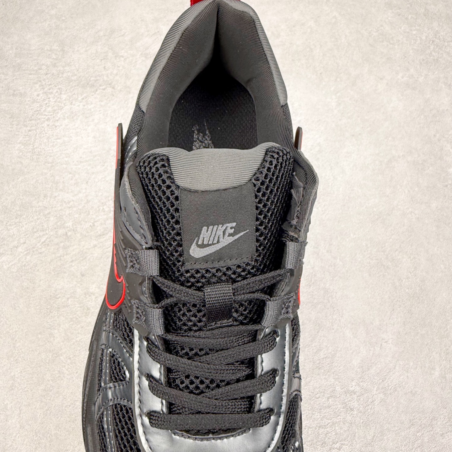 图片[5]-＃福利特价 NK V2K Runtekk 减震防滑低帮 复古老爹鞋跑步鞋 鞋款被命名为 Runtekk 设计上借鉴了 2000 年的跑鞋风格 配色上以金属银为主调 简练又有复古运动气质 材质上使用大面积网眼、皮革、TPU 组成 支撑和透气性肯定不错 中底处由 Cushlon 泡绵打造 保证在压马路时可以提供优秀脚感 并通过一手做旧氧化效果突出复古感 中底造型很容易让大家联想到巴黎世家3XL 增高效果同样不能忽视 尺码：36 36.5 37.5 38 38.5 39 40 40.5 41 42 42.5 43 44 44.5 45-选品中心