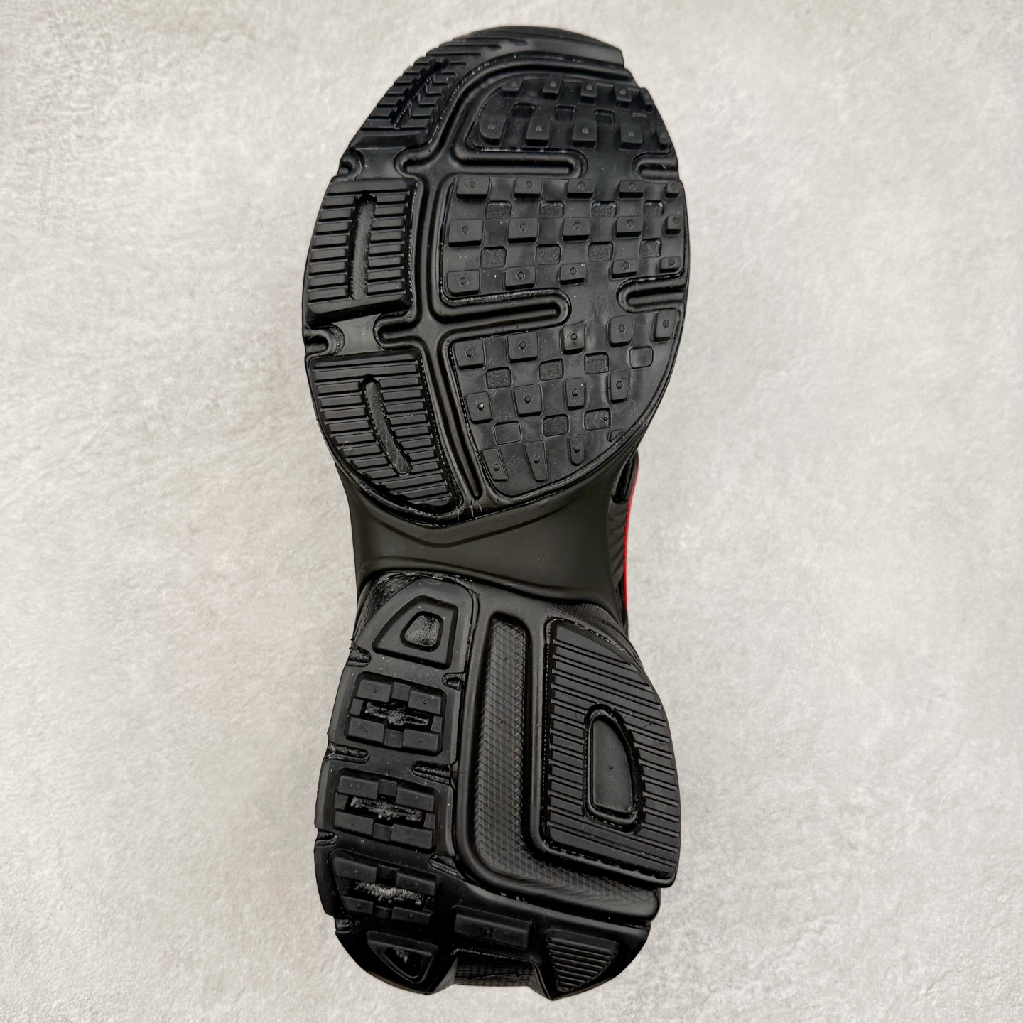 图片[9]-＃福利特价 NK V2K Runtekk 减震防滑低帮 复古老爹鞋跑步鞋 鞋款被命名为 Runtekk 设计上借鉴了 2000 年的跑鞋风格 配色上以金属银为主调 简练又有复古运动气质 材质上使用大面积网眼、皮革、TPU 组成 支撑和透气性肯定不错 中底处由 Cushlon 泡绵打造 保证在压马路时可以提供优秀脚感 并通过一手做旧氧化效果突出复古感 中底造型很容易让大家联想到巴黎世家3XL 增高效果同样不能忽视 尺码：36 36.5 37.5 38 38.5 39 40 40.5 41 42 42.5 43 44 44.5 45-选品中心