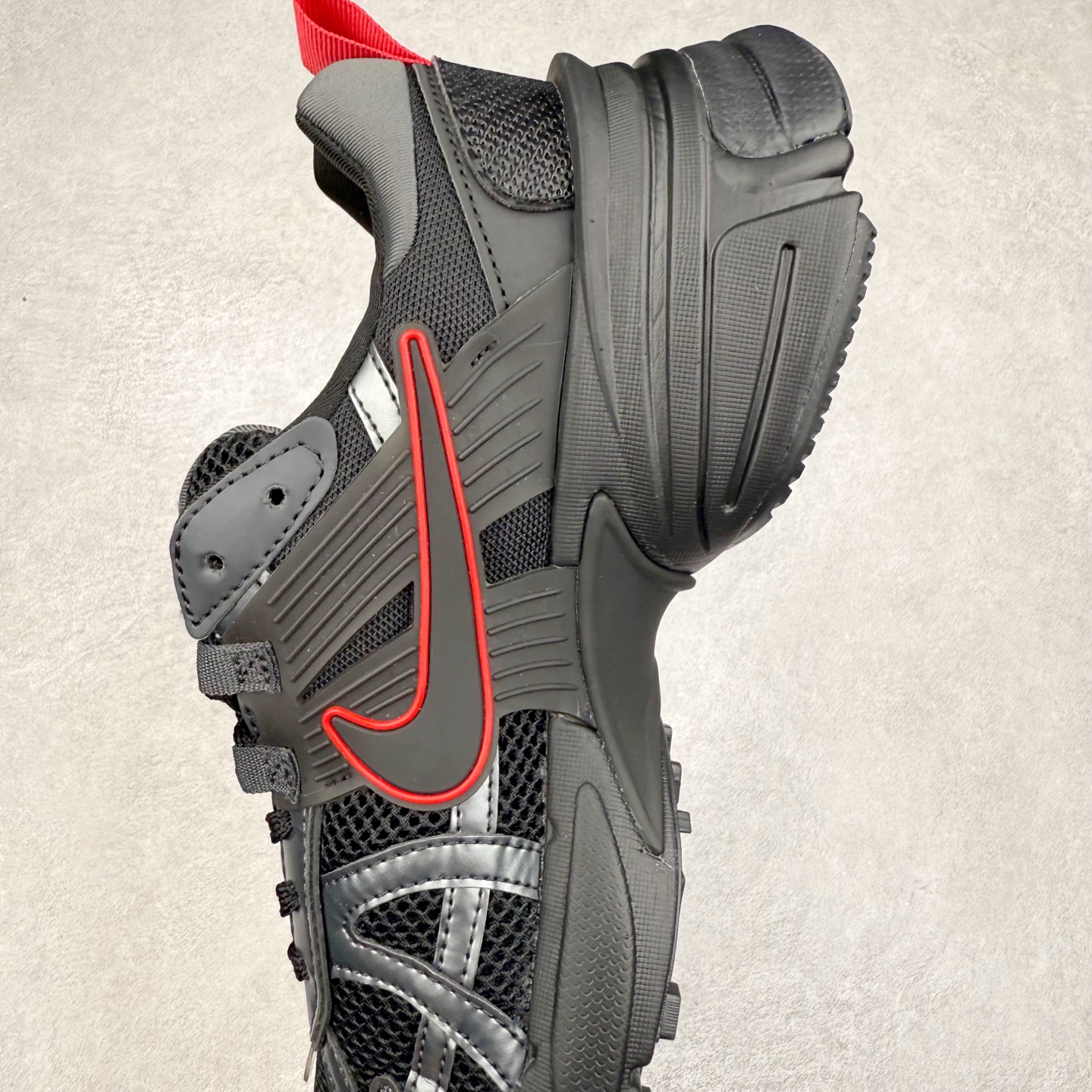 图片[7]-＃福利特价 NK V2K Runtekk 减震防滑低帮 复古老爹鞋跑步鞋 鞋款被命名为 Runtekk 设计上借鉴了 2000 年的跑鞋风格 配色上以金属银为主调 简练又有复古运动气质 材质上使用大面积网眼、皮革、TPU 组成 支撑和透气性肯定不错 中底处由 Cushlon 泡绵打造 保证在压马路时可以提供优秀脚感 并通过一手做旧氧化效果突出复古感 中底造型很容易让大家联想到巴黎世家3XL 增高效果同样不能忽视 尺码：36 36.5 37.5 38 38.5 39 40 40.5 41 42 42.5 43 44 44.5 45-选品中心