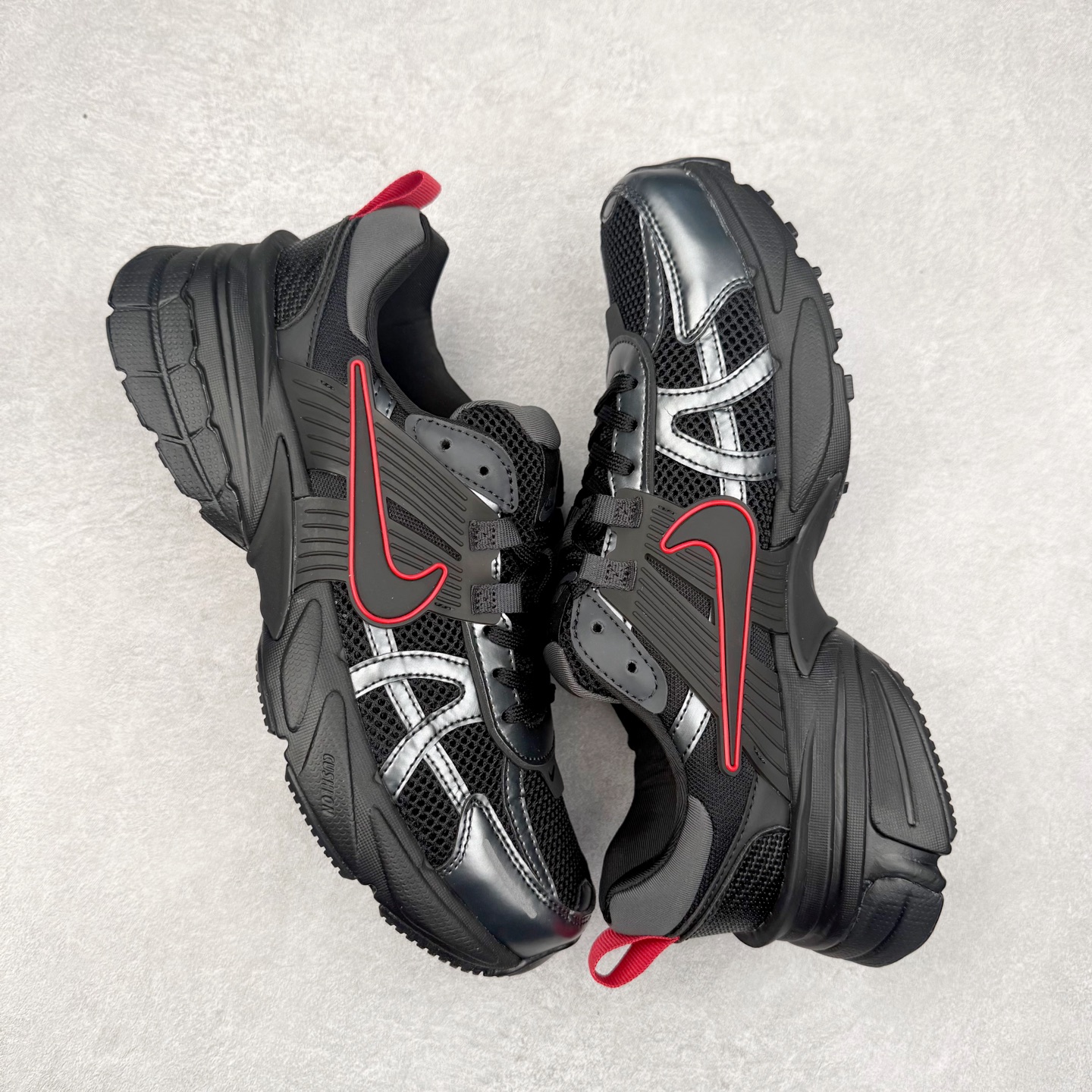 图片[3]-＃福利特价 NK V2K Runtekk 减震防滑低帮 复古老爹鞋跑步鞋 鞋款被命名为 Runtekk 设计上借鉴了 2000 年的跑鞋风格 配色上以金属银为主调 简练又有复古运动气质 材质上使用大面积网眼、皮革、TPU 组成 支撑和透气性肯定不错 中底处由 Cushlon 泡绵打造 保证在压马路时可以提供优秀脚感 并通过一手做旧氧化效果突出复古感 中底造型很容易让大家联想到巴黎世家3XL 增高效果同样不能忽视 尺码：36 36.5 37.5 38 38.5 39 40 40.5 41 42 42.5 43 44 44.5 45-选品中心