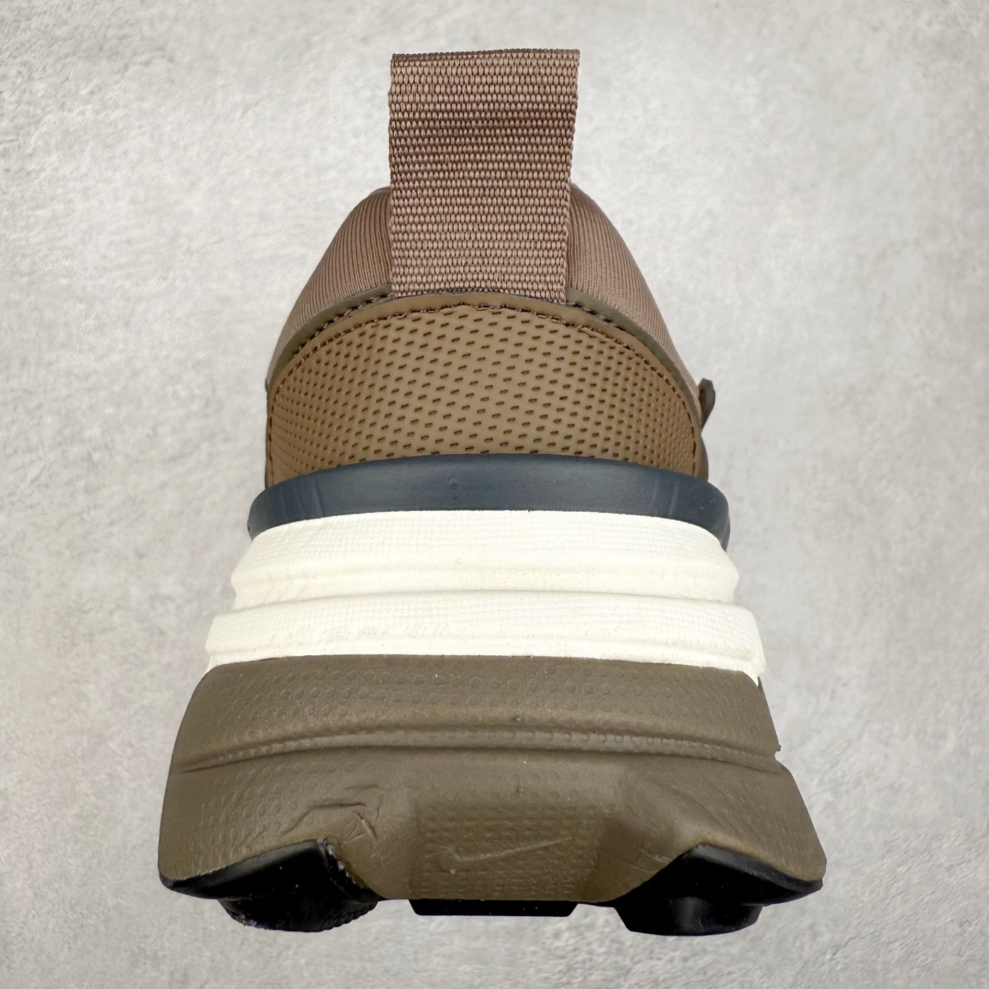 图片[8]-＃福利特价 NK V2K Runtekk 减震防滑低帮 复古老爹鞋跑步鞋 鞋款被命名为 Runtekk 设计上借鉴了 2000 年的跑鞋风格 配色上以金属银为主调 简练又有复古运动气质 材质上使用大面积网眼、皮革、TPU 组成 支撑和透气性肯定不错 中底处由 Cushlon 泡绵打造 保证在压马路时可以提供优秀脚感 并通过一手做旧氧化效果突出复古感 中底造型很容易让大家联想到巴黎世家3XL 增高效果同样不能忽视 尺码：36 36.5 37.5 38 38.5 39 40 40.5 41 42 42.5 43 44 44.5 45-选品中心