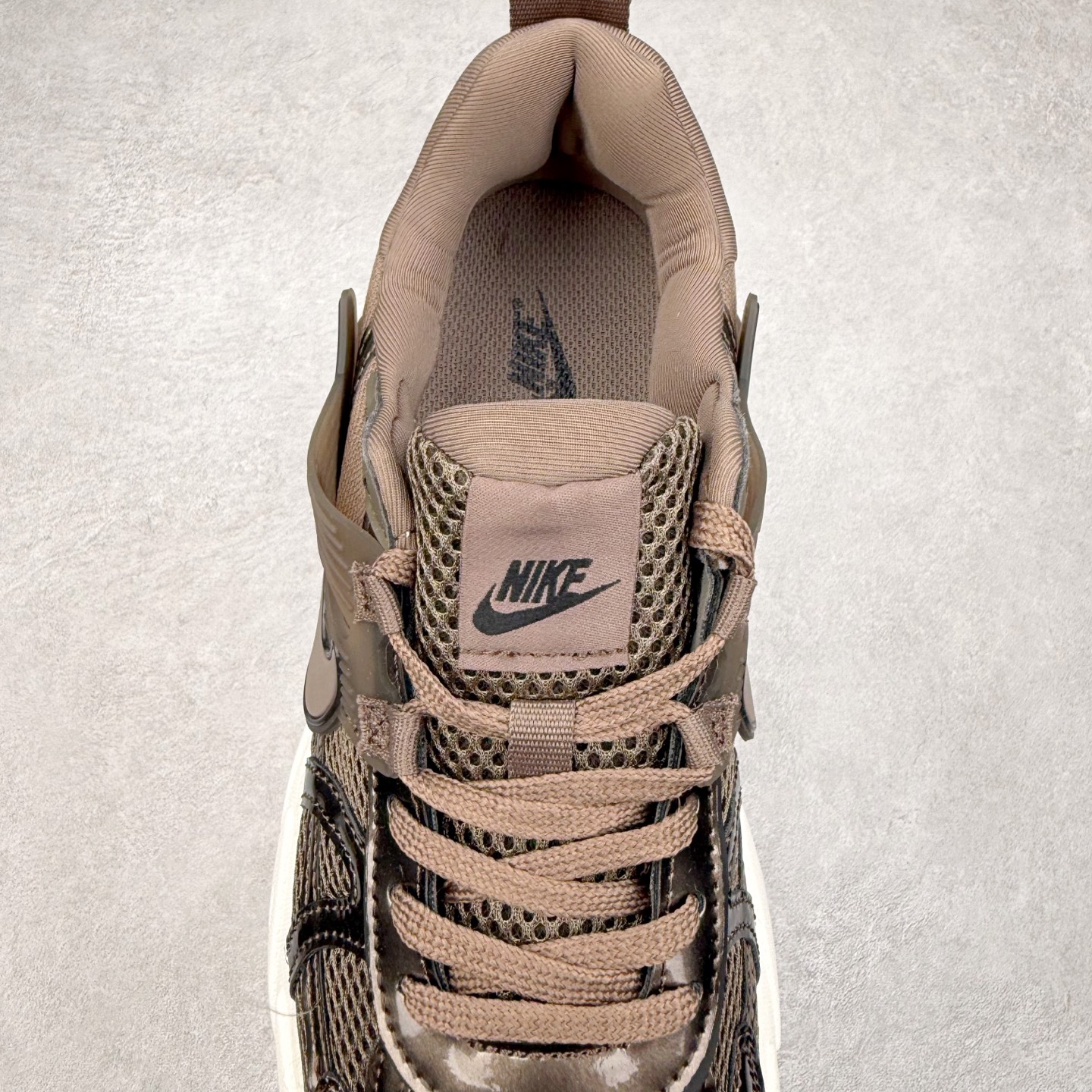 图片[5]-＃福利特价 NK V2K Runtekk 减震防滑低帮 复古老爹鞋跑步鞋 鞋款被命名为 Runtekk 设计上借鉴了 2000 年的跑鞋风格 配色上以金属银为主调 简练又有复古运动气质 材质上使用大面积网眼、皮革、TPU 组成 支撑和透气性肯定不错 中底处由 Cushlon 泡绵打造 保证在压马路时可以提供优秀脚感 并通过一手做旧氧化效果突出复古感 中底造型很容易让大家联想到巴黎世家3XL 增高效果同样不能忽视 尺码：36 36.5 37.5 38 38.5 39 40 40.5 41 42 42.5 43 44 44.5 45-选品中心