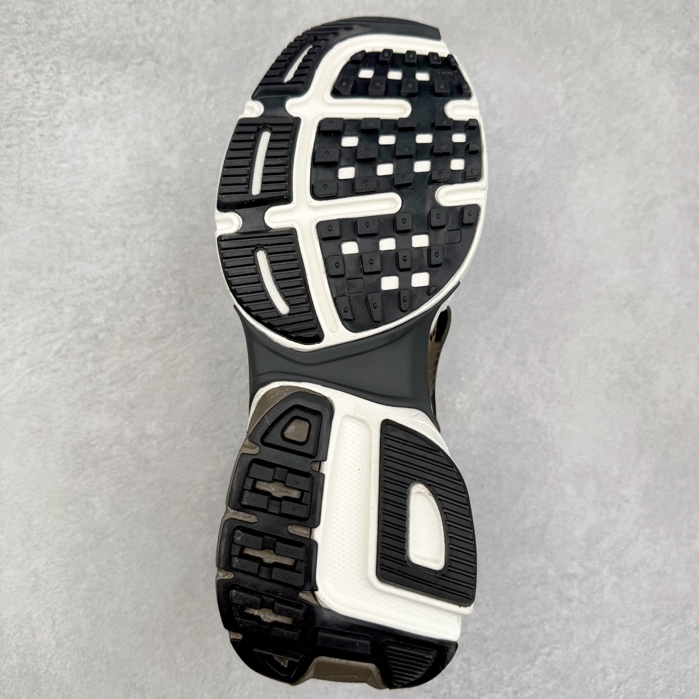 图片[9]-＃福利特价 NK V2K Runtekk 减震防滑低帮 复古老爹鞋跑步鞋 鞋款被命名为 Runtekk 设计上借鉴了 2000 年的跑鞋风格 配色上以金属银为主调 简练又有复古运动气质 材质上使用大面积网眼、皮革、TPU 组成 支撑和透气性肯定不错 中底处由 Cushlon 泡绵打造 保证在压马路时可以提供优秀脚感 并通过一手做旧氧化效果突出复古感 中底造型很容易让大家联想到巴黎世家3XL 增高效果同样不能忽视 尺码：36 36.5 37.5 38 38.5 39 40 40.5 41 42 42.5 43 44 44.5 45-选品中心