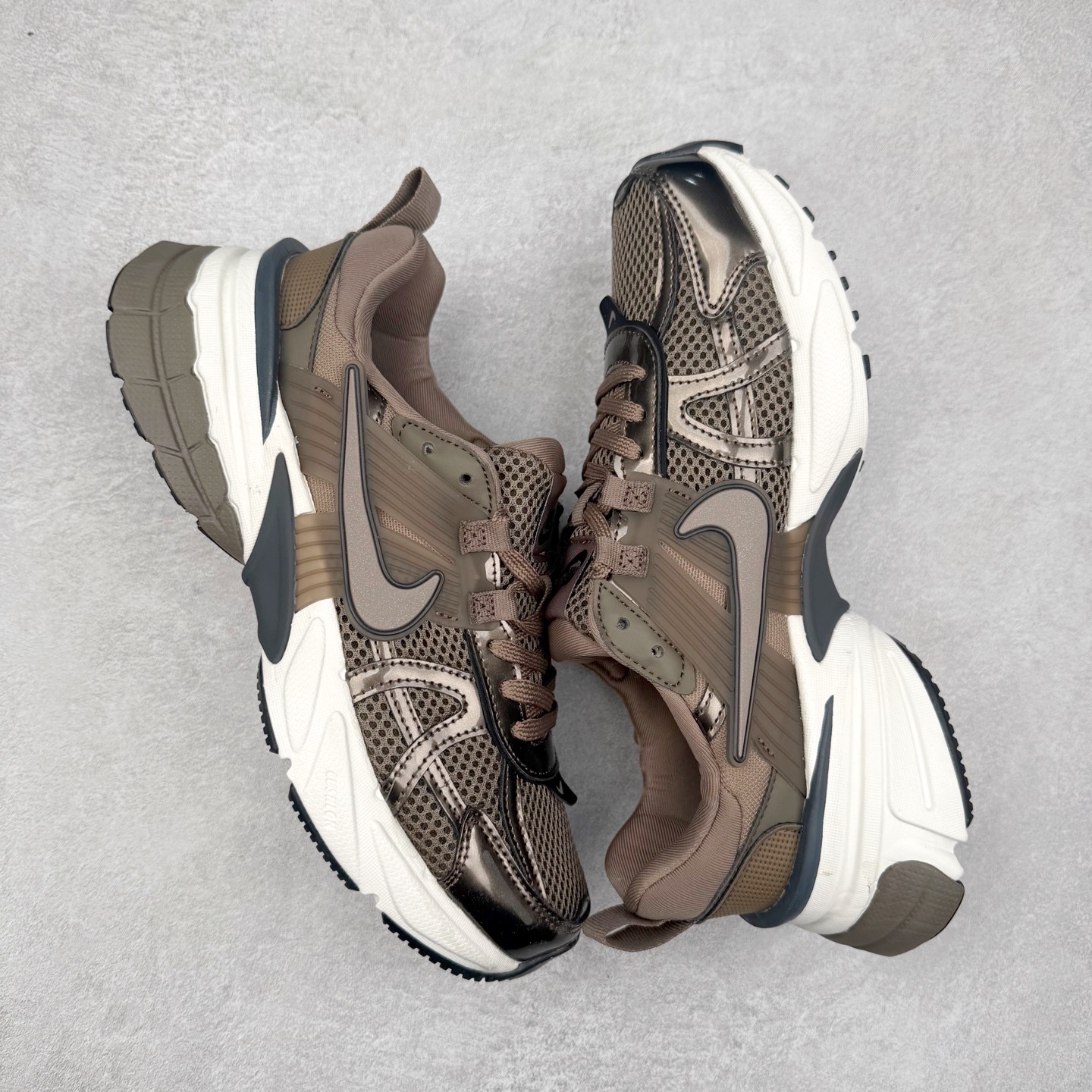 图片[3]-＃福利特价 NK V2K Runtekk 减震防滑低帮 复古老爹鞋跑步鞋 鞋款被命名为 Runtekk 设计上借鉴了 2000 年的跑鞋风格 配色上以金属银为主调 简练又有复古运动气质 材质上使用大面积网眼、皮革、TPU 组成 支撑和透气性肯定不错 中底处由 Cushlon 泡绵打造 保证在压马路时可以提供优秀脚感 并通过一手做旧氧化效果突出复古感 中底造型很容易让大家联想到巴黎世家3XL 增高效果同样不能忽视 尺码：36 36.5 37.5 38 38.5 39 40 40.5 41 42 42.5 43 44 44.5 45-选品中心