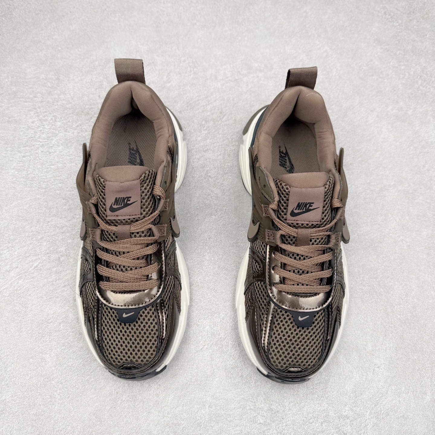 图片[2]-＃福利特价 NK V2K Runtekk 减震防滑低帮 复古老爹鞋跑步鞋 鞋款被命名为 Runtekk 设计上借鉴了 2000 年的跑鞋风格 配色上以金属银为主调 简练又有复古运动气质 材质上使用大面积网眼、皮革、TPU 组成 支撑和透气性肯定不错 中底处由 Cushlon 泡绵打造 保证在压马路时可以提供优秀脚感 并通过一手做旧氧化效果突出复古感 中底造型很容易让大家联想到巴黎世家3XL 增高效果同样不能忽视 尺码：36 36.5 37.5 38 38.5 39 40 40.5 41 42 42.5 43 44 44.5 45-选品中心