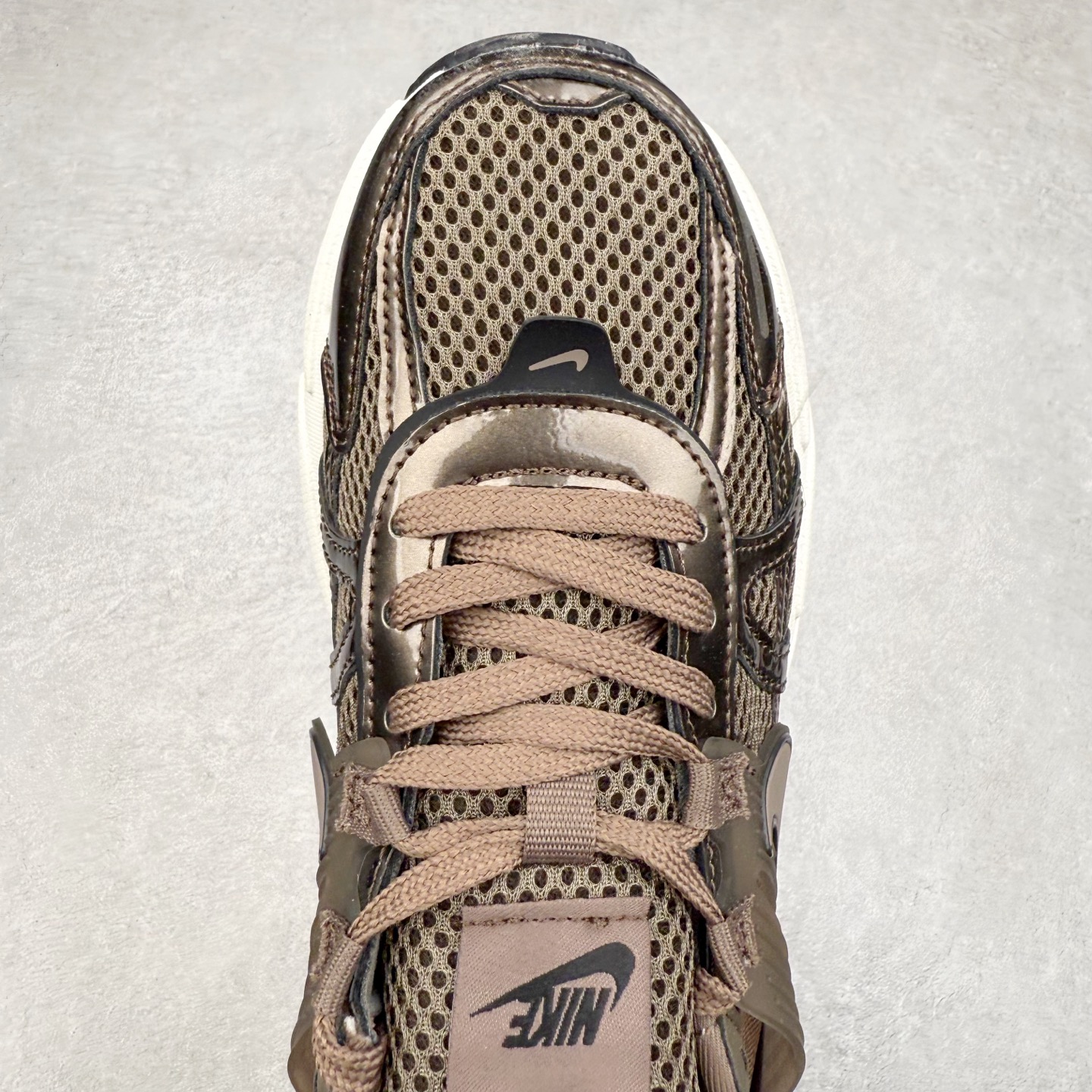 图片[4]-＃福利特价 NK V2K Runtekk 减震防滑低帮 复古老爹鞋跑步鞋 鞋款被命名为 Runtekk 设计上借鉴了 2000 年的跑鞋风格 配色上以金属银为主调 简练又有复古运动气质 材质上使用大面积网眼、皮革、TPU 组成 支撑和透气性肯定不错 中底处由 Cushlon 泡绵打造 保证在压马路时可以提供优秀脚感 并通过一手做旧氧化效果突出复古感 中底造型很容易让大家联想到巴黎世家3XL 增高效果同样不能忽视 尺码：36 36.5 37.5 38 38.5 39 40 40.5 41 42 42.5 43 44 44.5 45-选品中心