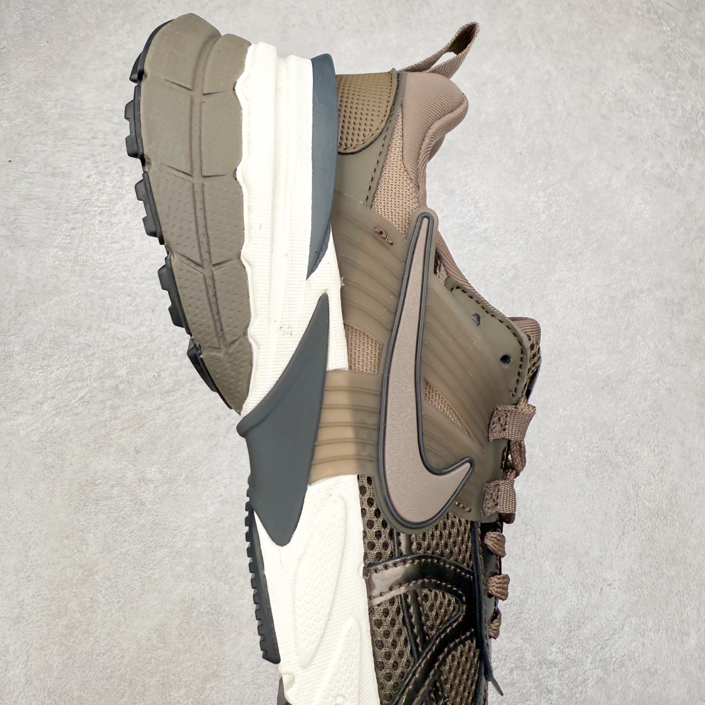 图片[6]-＃福利特价 NK V2K Runtekk 减震防滑低帮 复古老爹鞋跑步鞋 鞋款被命名为 Runtekk 设计上借鉴了 2000 年的跑鞋风格 配色上以金属银为主调 简练又有复古运动气质 材质上使用大面积网眼、皮革、TPU 组成 支撑和透气性肯定不错 中底处由 Cushlon 泡绵打造 保证在压马路时可以提供优秀脚感 并通过一手做旧氧化效果突出复古感 中底造型很容易让大家联想到巴黎世家3XL 增高效果同样不能忽视 尺码：36 36.5 37.5 38 38.5 39 40 40.5 41 42 42.5 43 44 44.5 45-选品中心