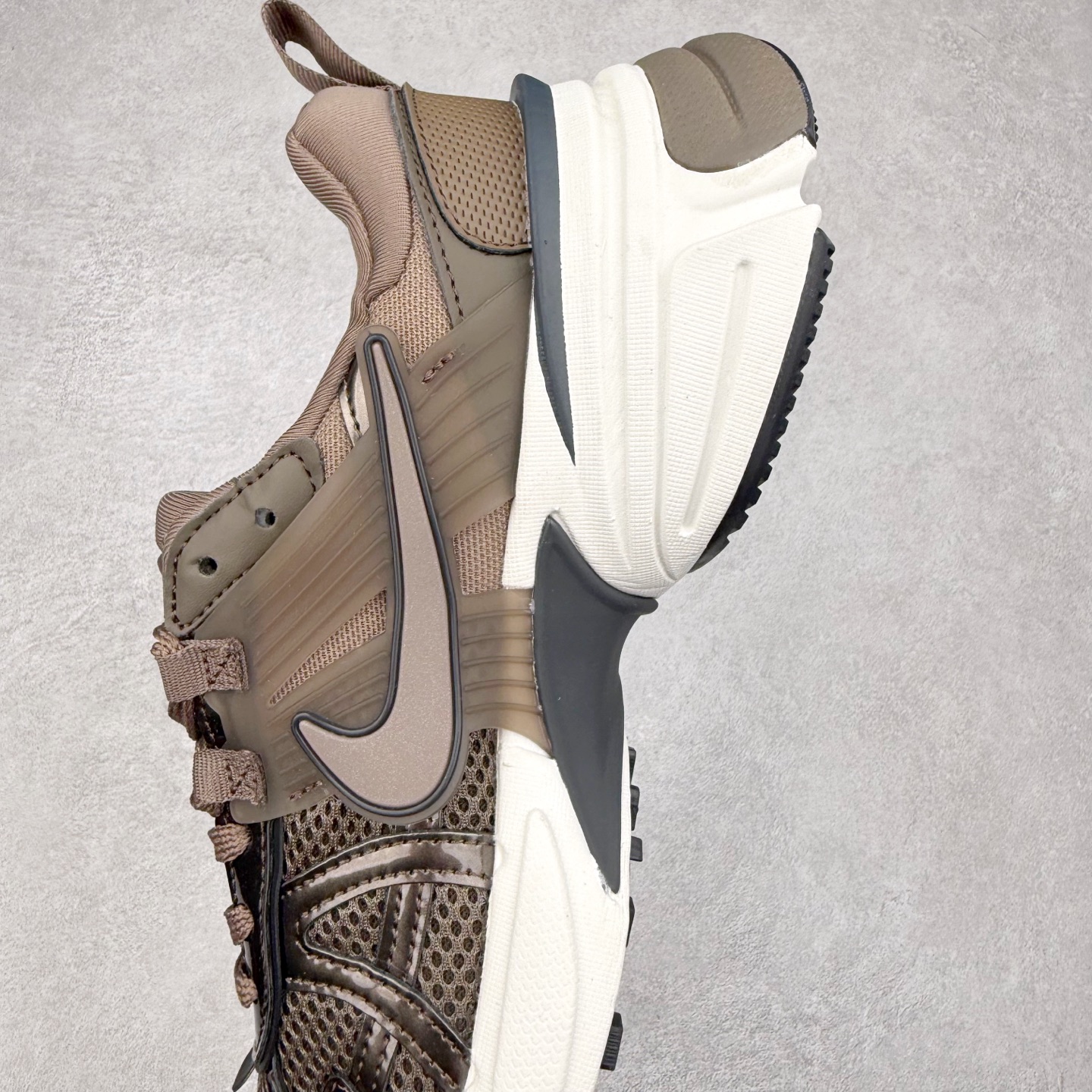 图片[7]-＃福利特价 NK V2K Runtekk 减震防滑低帮 复古老爹鞋跑步鞋 鞋款被命名为 Runtekk 设计上借鉴了 2000 年的跑鞋风格 配色上以金属银为主调 简练又有复古运动气质 材质上使用大面积网眼、皮革、TPU 组成 支撑和透气性肯定不错 中底处由 Cushlon 泡绵打造 保证在压马路时可以提供优秀脚感 并通过一手做旧氧化效果突出复古感 中底造型很容易让大家联想到巴黎世家3XL 增高效果同样不能忽视 尺码：36 36.5 37.5 38 38.5 39 40 40.5 41 42 42.5 43 44 44.5 45-选品中心