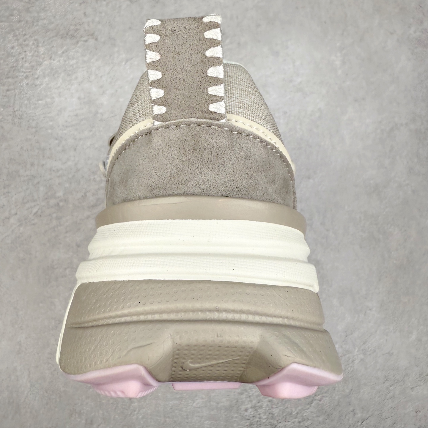 图片[8]-＃福利特价 NK V2K Runtekk 减震防滑低帮 复古老爹鞋跑步鞋 鞋款被命名为 Runtekk 设计上借鉴了 2000 年的跑鞋风格 配色上以金属银为主调 简练又有复古运动气质 材质上使用大面积网眼、皮革、TPU 组成 支撑和透气性肯定不错 中底处由 Cushlon 泡绵打造 保证在压马路时可以提供优秀脚感 并通过一手做旧氧化效果突出复古感 中底造型很容易让大家联想到巴黎世家3XL 增高效果同样不能忽视 尺码：36 36.5 37.5 38 38.5 39 40 40.5 41 42 42.5 43 44 44.5 45-选品中心