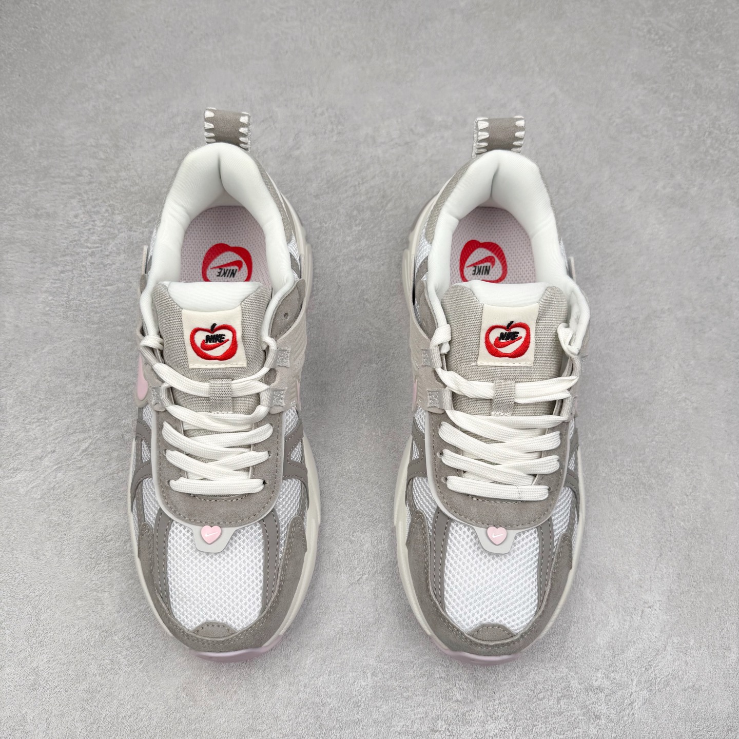 图片[2]-＃福利特价 NK V2K Runtekk 减震防滑低帮 复古老爹鞋跑步鞋 鞋款被命名为 Runtekk 设计上借鉴了 2000 年的跑鞋风格 配色上以金属银为主调 简练又有复古运动气质 材质上使用大面积网眼、皮革、TPU 组成 支撑和透气性肯定不错 中底处由 Cushlon 泡绵打造 保证在压马路时可以提供优秀脚感 并通过一手做旧氧化效果突出复古感 中底造型很容易让大家联想到巴黎世家3XL 增高效果同样不能忽视 尺码：36 36.5 37.5 38 38.5 39 40 40.5 41 42 42.5 43 44 44.5 45-选品中心