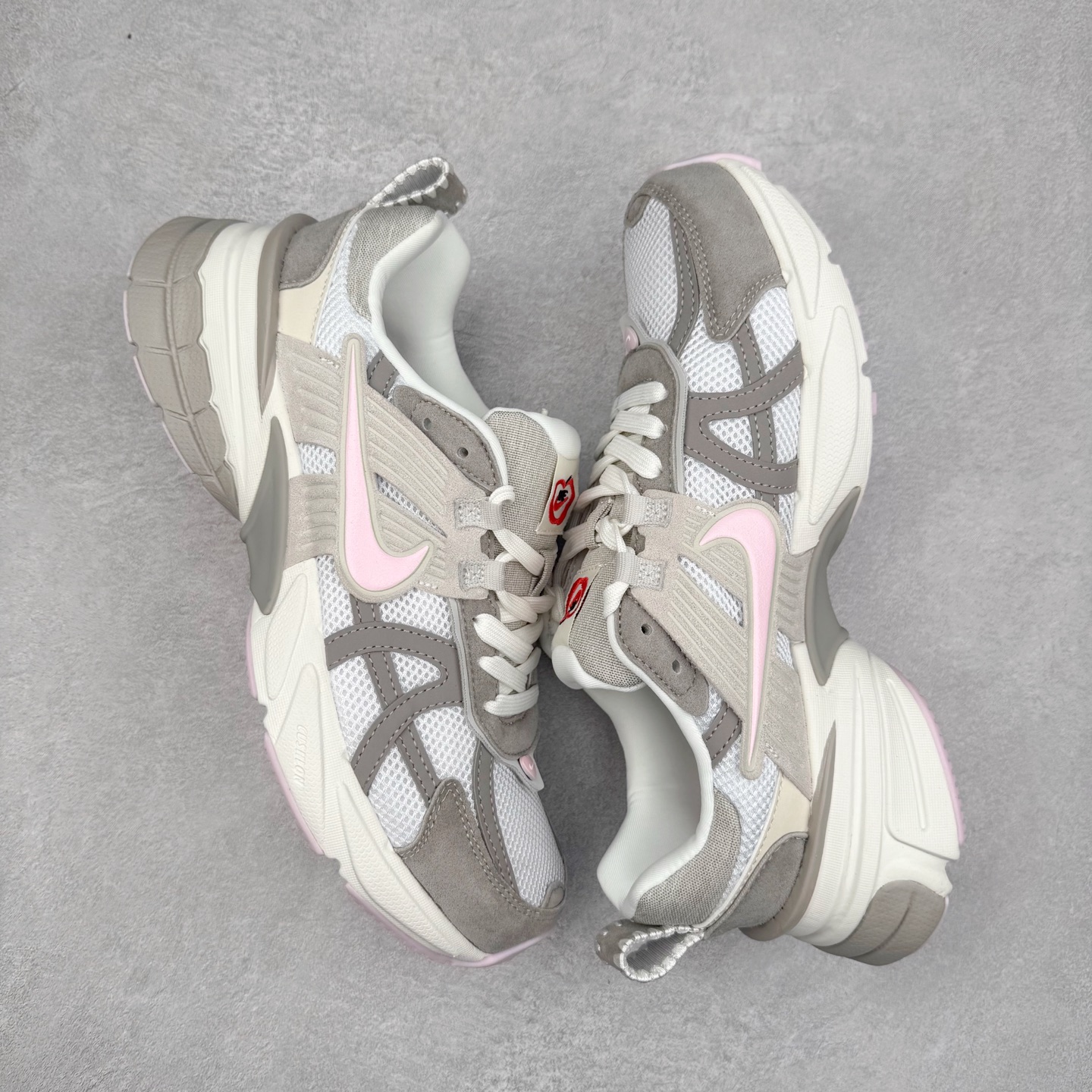 图片[3]-＃福利特价 NK V2K Runtekk 减震防滑低帮 复古老爹鞋跑步鞋 鞋款被命名为 Runtekk 设计上借鉴了 2000 年的跑鞋风格 配色上以金属银为主调 简练又有复古运动气质 材质上使用大面积网眼、皮革、TPU 组成 支撑和透气性肯定不错 中底处由 Cushlon 泡绵打造 保证在压马路时可以提供优秀脚感 并通过一手做旧氧化效果突出复古感 中底造型很容易让大家联想到巴黎世家3XL 增高效果同样不能忽视 尺码：36 36.5 37.5 38 38.5 39 40 40.5 41 42 42.5 43 44 44.5 45-选品中心