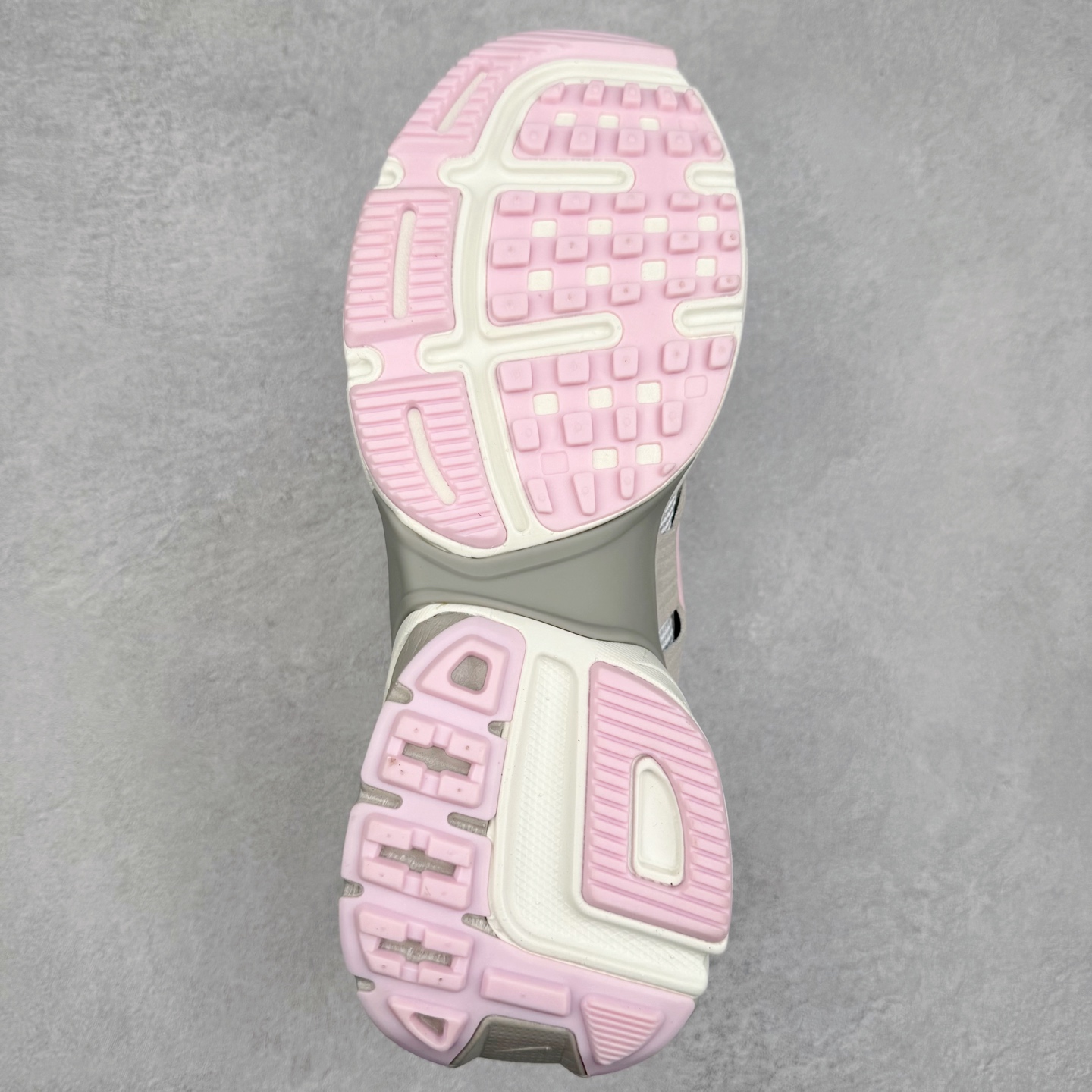 图片[9]-＃福利特价 NK V2K Runtekk 减震防滑低帮 复古老爹鞋跑步鞋 鞋款被命名为 Runtekk 设计上借鉴了 2000 年的跑鞋风格 配色上以金属银为主调 简练又有复古运动气质 材质上使用大面积网眼、皮革、TPU 组成 支撑和透气性肯定不错 中底处由 Cushlon 泡绵打造 保证在压马路时可以提供优秀脚感 并通过一手做旧氧化效果突出复古感 中底造型很容易让大家联想到巴黎世家3XL 增高效果同样不能忽视 尺码：36 36.5 37.5 38 38.5 39 40 40.5 41 42 42.5 43 44 44.5 45-选品中心