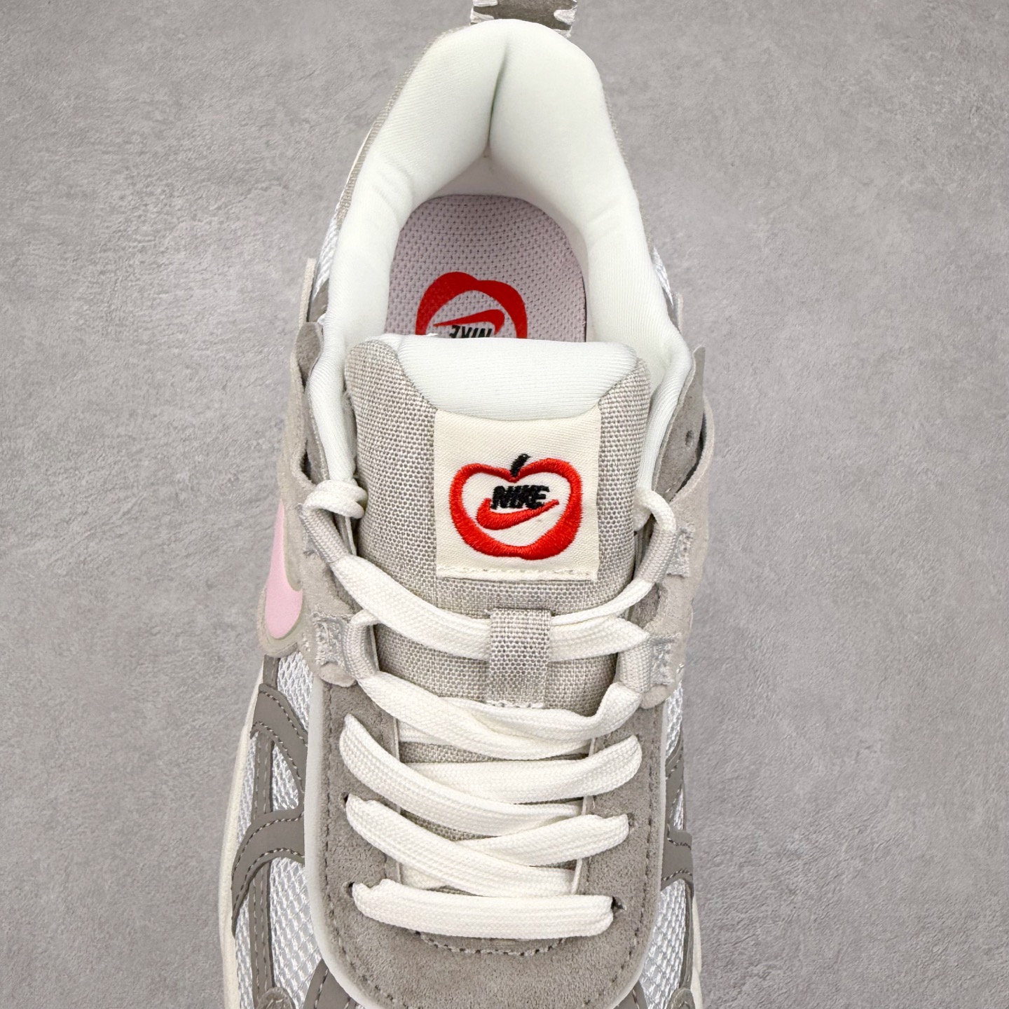 图片[5]-＃福利特价 NK V2K Runtekk 减震防滑低帮 复古老爹鞋跑步鞋 鞋款被命名为 Runtekk 设计上借鉴了 2000 年的跑鞋风格 配色上以金属银为主调 简练又有复古运动气质 材质上使用大面积网眼、皮革、TPU 组成 支撑和透气性肯定不错 中底处由 Cushlon 泡绵打造 保证在压马路时可以提供优秀脚感 并通过一手做旧氧化效果突出复古感 中底造型很容易让大家联想到巴黎世家3XL 增高效果同样不能忽视 尺码：36 36.5 37.5 38 38.5 39 40 40.5 41 42 42.5 43 44 44.5 45-选品中心