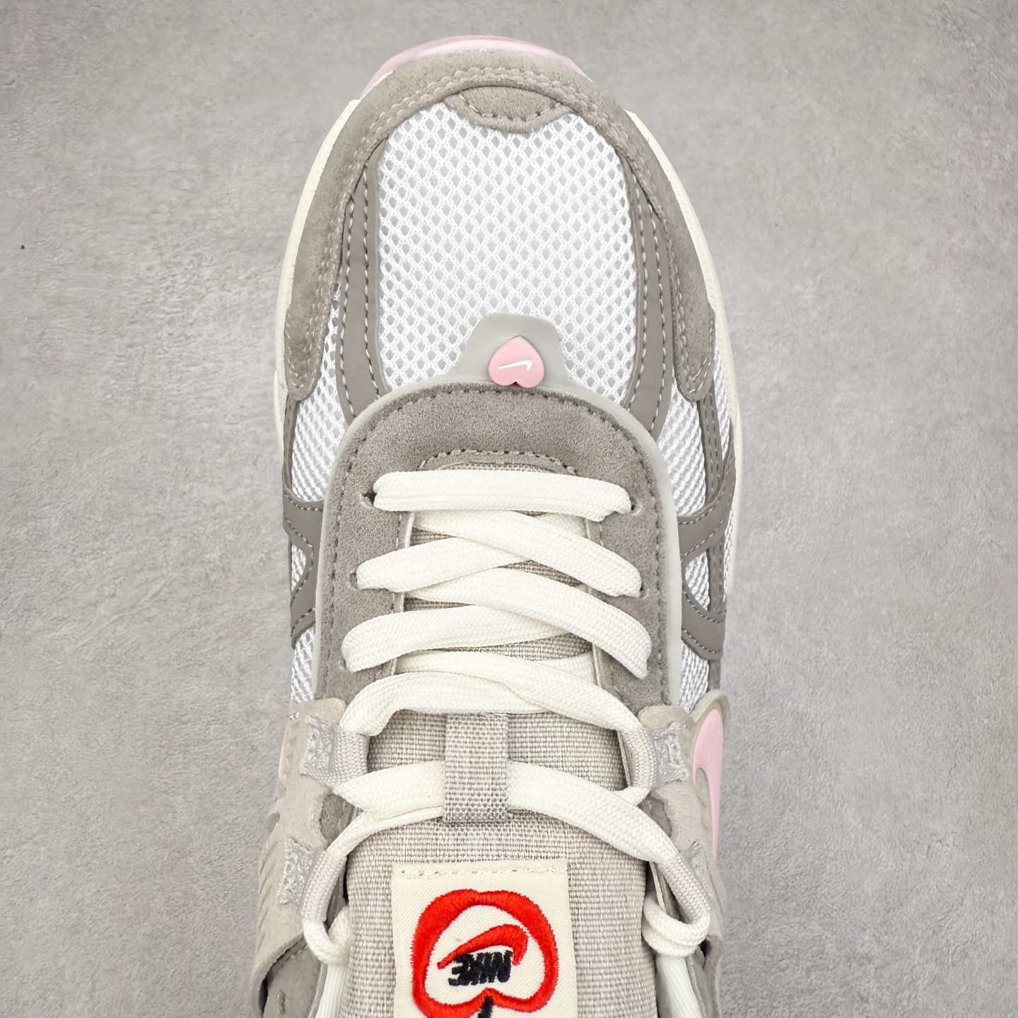 图片[4]-＃福利特价 NK V2K Runtekk 减震防滑低帮 复古老爹鞋跑步鞋 鞋款被命名为 Runtekk 设计上借鉴了 2000 年的跑鞋风格 配色上以金属银为主调 简练又有复古运动气质 材质上使用大面积网眼、皮革、TPU 组成 支撑和透气性肯定不错 中底处由 Cushlon 泡绵打造 保证在压马路时可以提供优秀脚感 并通过一手做旧氧化效果突出复古感 中底造型很容易让大家联想到巴黎世家3XL 增高效果同样不能忽视 尺码：36 36.5 37.5 38 38.5 39 40 40.5 41 42 42.5 43 44 44.5 45-选品中心