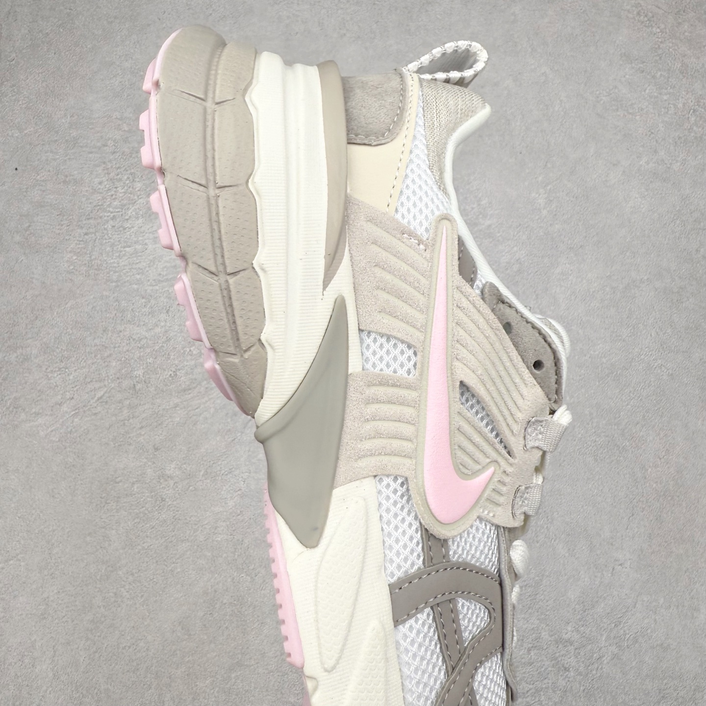 图片[6]-＃福利特价 NK V2K Runtekk 减震防滑低帮 复古老爹鞋跑步鞋 鞋款被命名为 Runtekk 设计上借鉴了 2000 年的跑鞋风格 配色上以金属银为主调 简练又有复古运动气质 材质上使用大面积网眼、皮革、TPU 组成 支撑和透气性肯定不错 中底处由 Cushlon 泡绵打造 保证在压马路时可以提供优秀脚感 并通过一手做旧氧化效果突出复古感 中底造型很容易让大家联想到巴黎世家3XL 增高效果同样不能忽视 尺码：36 36.5 37.5 38 38.5 39 40 40.5 41 42 42.5 43 44 44.5 45-选品中心