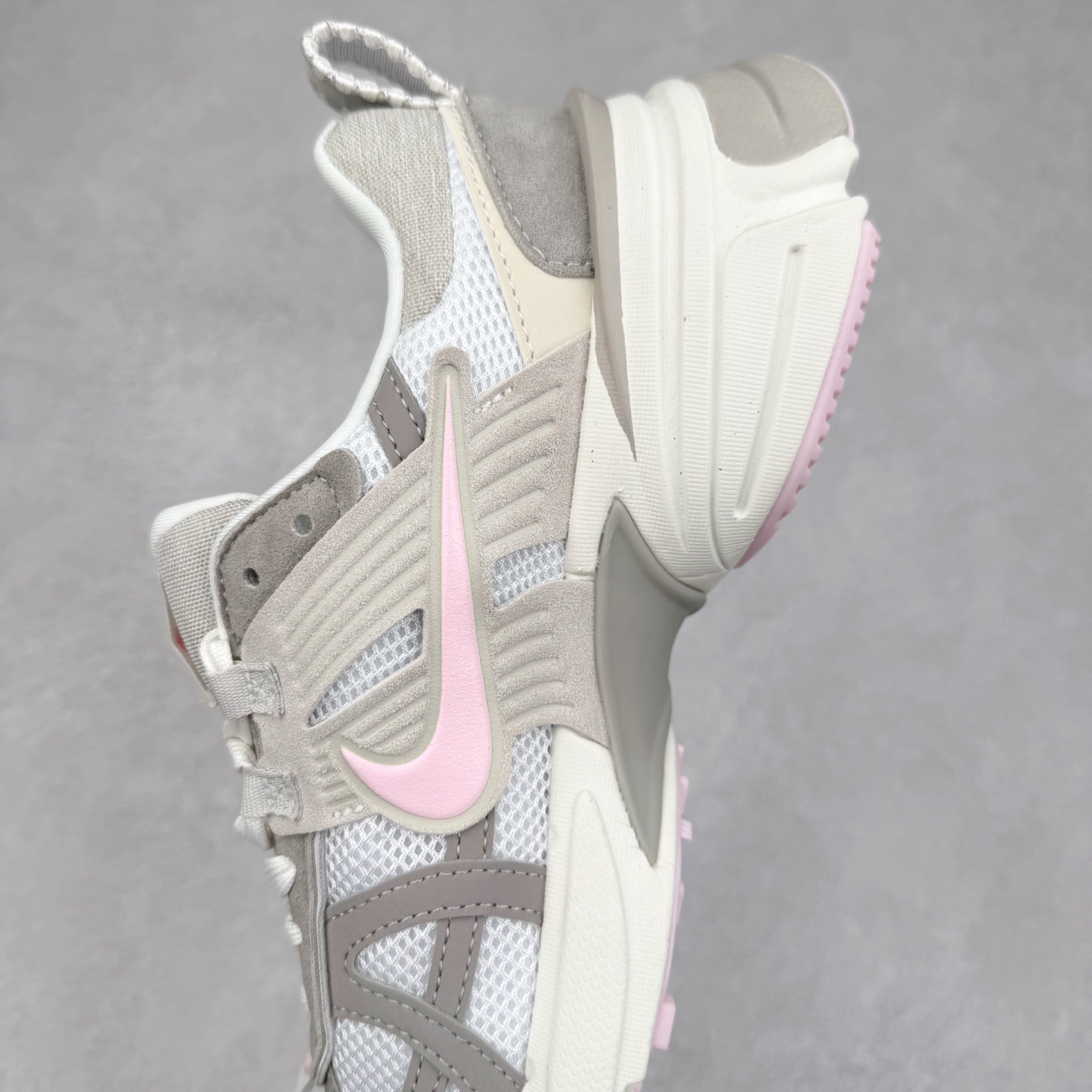 图片[7]-＃福利特价 NK V2K Runtekk 减震防滑低帮 复古老爹鞋跑步鞋 鞋款被命名为 Runtekk 设计上借鉴了 2000 年的跑鞋风格 配色上以金属银为主调 简练又有复古运动气质 材质上使用大面积网眼、皮革、TPU 组成 支撑和透气性肯定不错 中底处由 Cushlon 泡绵打造 保证在压马路时可以提供优秀脚感 并通过一手做旧氧化效果突出复古感 中底造型很容易让大家联想到巴黎世家3XL 增高效果同样不能忽视 尺码：36 36.5 37.5 38 38.5 39 40 40.5 41 42 42.5 43 44 44.5 45-选品中心