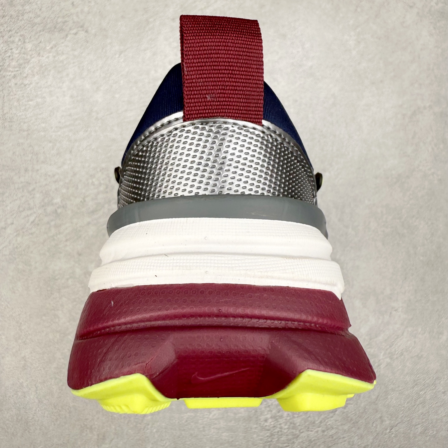 图片[8]-＃福利特价 NK V2K Runtekk 减震防滑低帮 复古老爹鞋跑步鞋 鞋款被命名为 Runtekk 设计上借鉴了 2000 年的跑鞋风格 配色上以金属银为主调 简练又有复古运动气质 材质上使用大面积网眼、皮革、TPU 组成 支撑和透气性肯定不错 中底处由 Cushlon 泡绵打造 保证在压马路时可以提供优秀脚感 并通过一手做旧氧化效果突出复古感 中底造型很容易让大家联想到巴黎世家3XL 增高效果同样不能忽视 尺码：36 36.5 37.5 38 38.5 39 40 40.5 41 42 42.5 43 44 44.5 45-选品中心