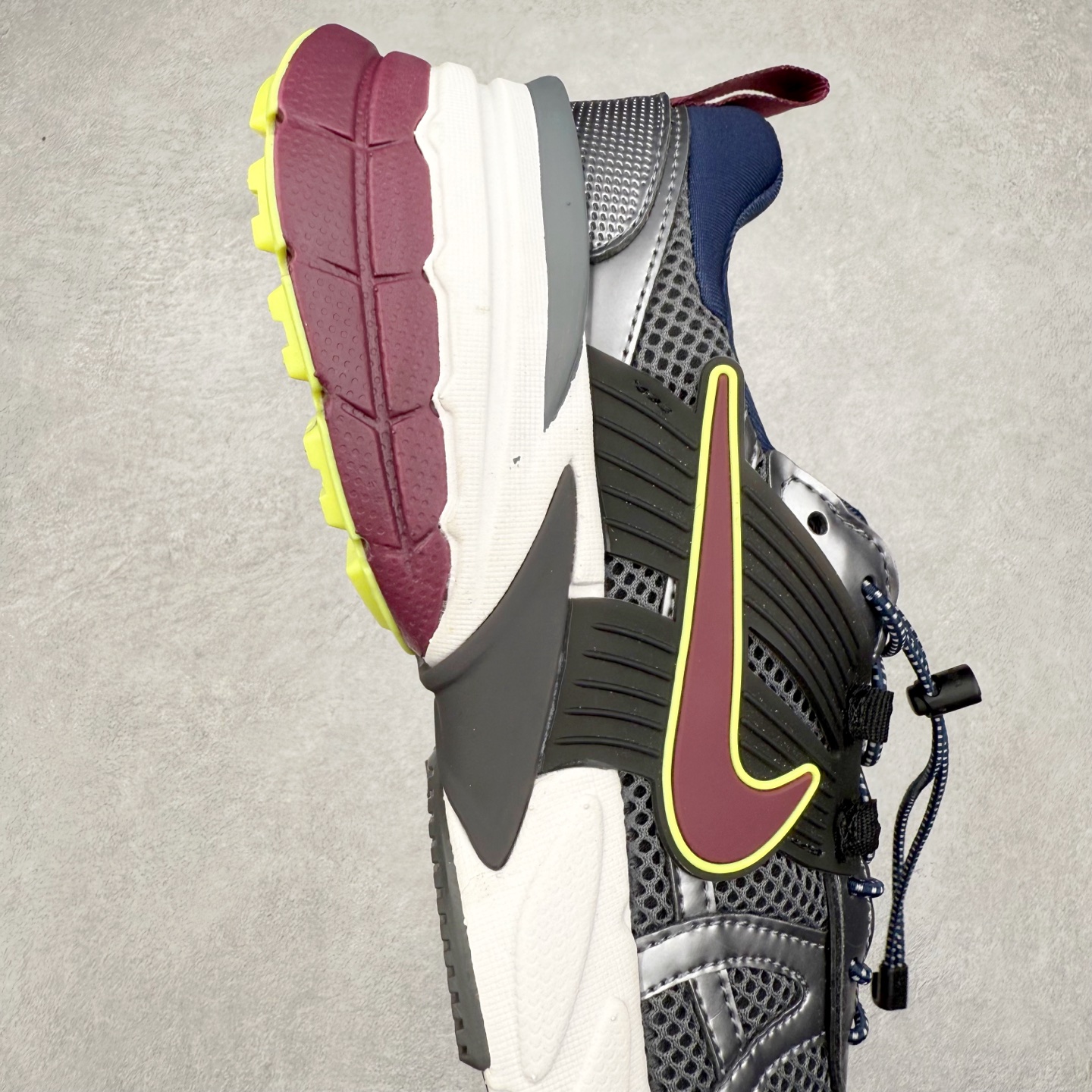 图片[6]-＃福利特价 NK V2K Runtekk 减震防滑低帮 复古老爹鞋跑步鞋 鞋款被命名为 Runtekk 设计上借鉴了 2000 年的跑鞋风格 配色上以金属银为主调 简练又有复古运动气质 材质上使用大面积网眼、皮革、TPU 组成 支撑和透气性肯定不错 中底处由 Cushlon 泡绵打造 保证在压马路时可以提供优秀脚感 并通过一手做旧氧化效果突出复古感 中底造型很容易让大家联想到巴黎世家3XL 增高效果同样不能忽视 尺码：36 36.5 37.5 38 38.5 39 40 40.5 41 42 42.5 43 44 44.5 45-选品中心