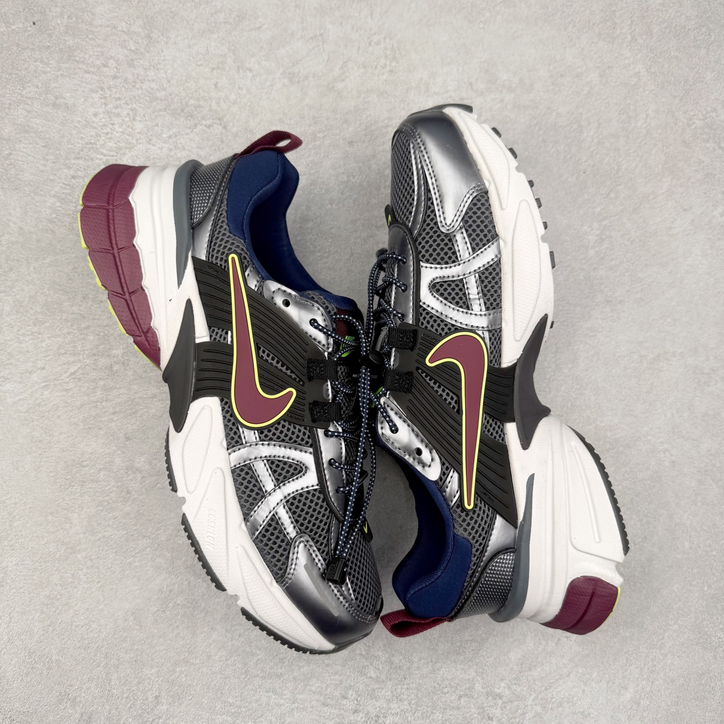 图片[3]-＃福利特价 NK V2K Runtekk 减震防滑低帮 复古老爹鞋跑步鞋 鞋款被命名为 Runtekk 设计上借鉴了 2000 年的跑鞋风格 配色上以金属银为主调 简练又有复古运动气质 材质上使用大面积网眼、皮革、TPU 组成 支撑和透气性肯定不错 中底处由 Cushlon 泡绵打造 保证在压马路时可以提供优秀脚感 并通过一手做旧氧化效果突出复古感 中底造型很容易让大家联想到巴黎世家3XL 增高效果同样不能忽视 尺码：36 36.5 37.5 38 38.5 39 40 40.5 41 42 42.5 43 44 44.5 45-选品中心