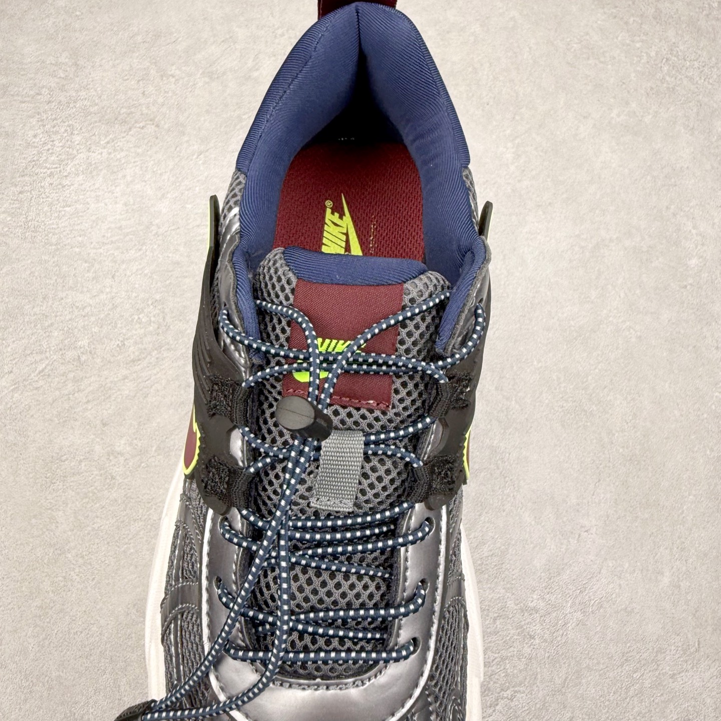 图片[5]-＃福利特价 NK V2K Runtekk 减震防滑低帮 复古老爹鞋跑步鞋 鞋款被命名为 Runtekk 设计上借鉴了 2000 年的跑鞋风格 配色上以金属银为主调 简练又有复古运动气质 材质上使用大面积网眼、皮革、TPU 组成 支撑和透气性肯定不错 中底处由 Cushlon 泡绵打造 保证在压马路时可以提供优秀脚感 并通过一手做旧氧化效果突出复古感 中底造型很容易让大家联想到巴黎世家3XL 增高效果同样不能忽视 尺码：36 36.5 37.5 38 38.5 39 40 40.5 41 42 42.5 43 44 44.5 45-选品中心