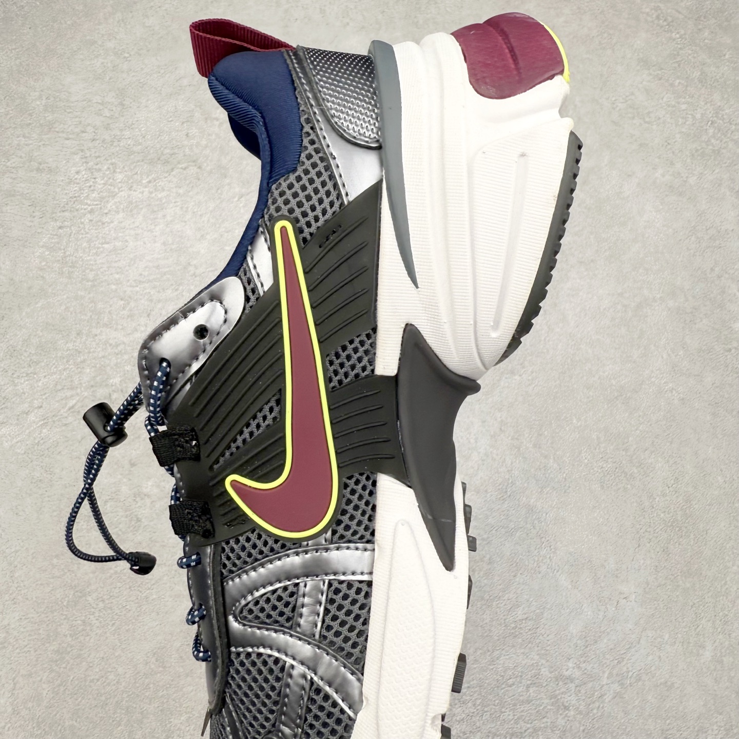 图片[7]-＃福利特价 NK V2K Runtekk 减震防滑低帮 复古老爹鞋跑步鞋 鞋款被命名为 Runtekk 设计上借鉴了 2000 年的跑鞋风格 配色上以金属银为主调 简练又有复古运动气质 材质上使用大面积网眼、皮革、TPU 组成 支撑和透气性肯定不错 中底处由 Cushlon 泡绵打造 保证在压马路时可以提供优秀脚感 并通过一手做旧氧化效果突出复古感 中底造型很容易让大家联想到巴黎世家3XL 增高效果同样不能忽视 尺码：36 36.5 37.5 38 38.5 39 40 40.5 41 42 42.5 43 44 44.5 45-选品中心