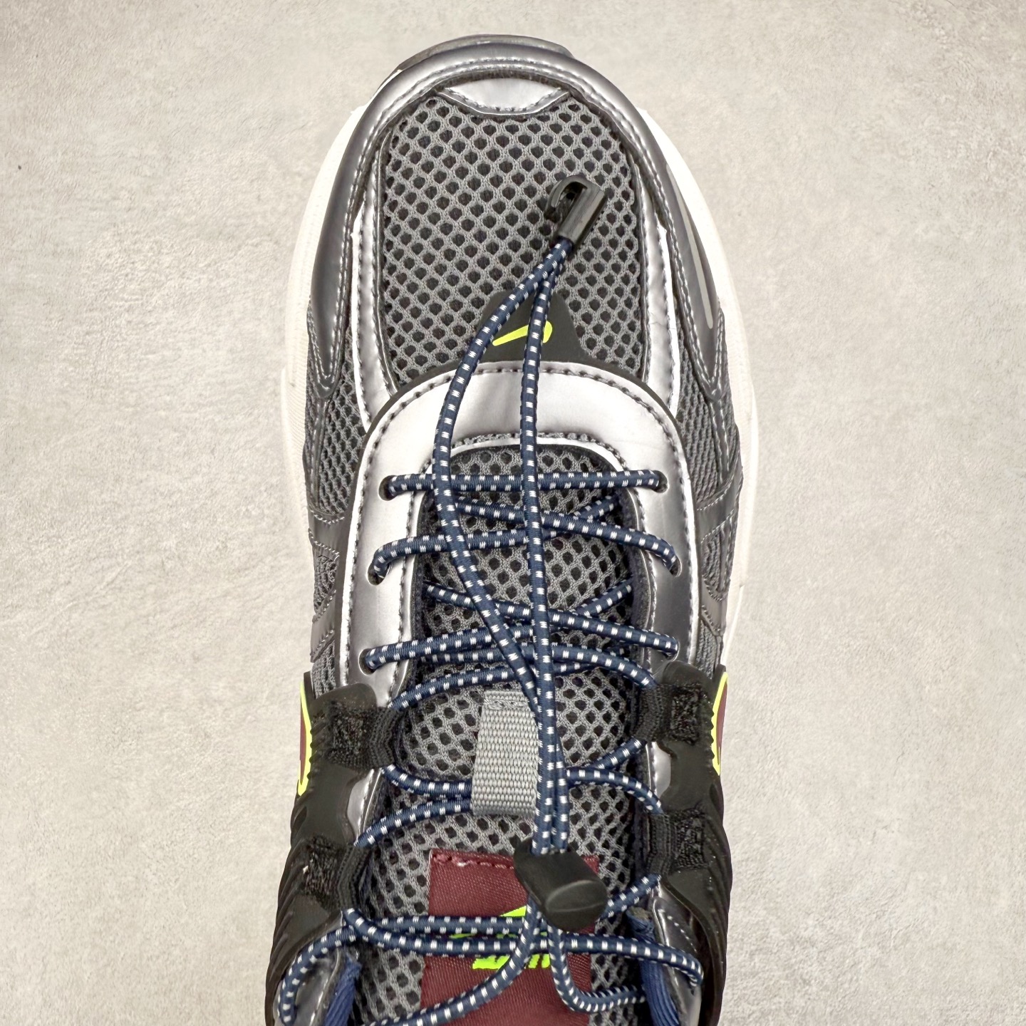 图片[4]-＃福利特价 NK V2K Runtekk 减震防滑低帮 复古老爹鞋跑步鞋 鞋款被命名为 Runtekk 设计上借鉴了 2000 年的跑鞋风格 配色上以金属银为主调 简练又有复古运动气质 材质上使用大面积网眼、皮革、TPU 组成 支撑和透气性肯定不错 中底处由 Cushlon 泡绵打造 保证在压马路时可以提供优秀脚感 并通过一手做旧氧化效果突出复古感 中底造型很容易让大家联想到巴黎世家3XL 增高效果同样不能忽视 尺码：36 36.5 37.5 38 38.5 39 40 40.5 41 42 42.5 43 44 44.5 45-选品中心