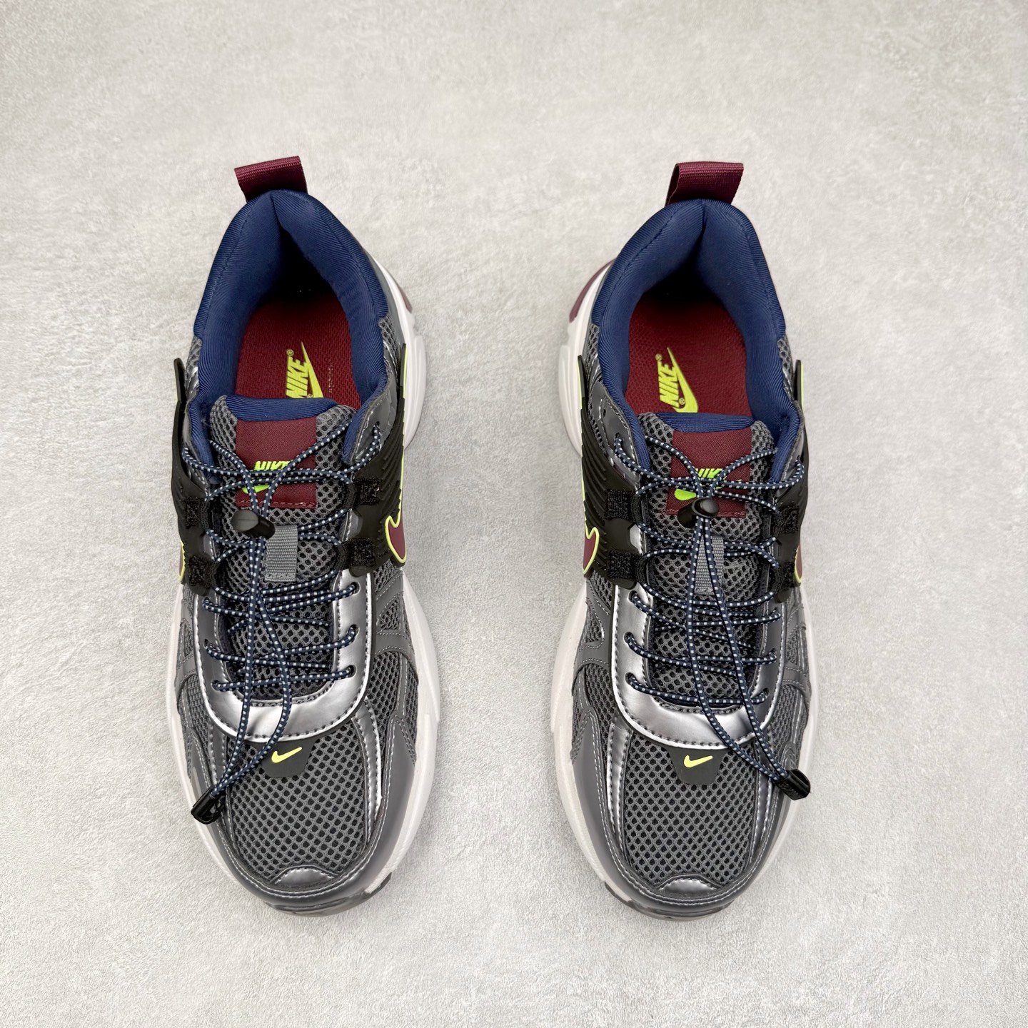 图片[2]-＃福利特价 NK V2K Runtekk 减震防滑低帮 复古老爹鞋跑步鞋 鞋款被命名为 Runtekk 设计上借鉴了 2000 年的跑鞋风格 配色上以金属银为主调 简练又有复古运动气质 材质上使用大面积网眼、皮革、TPU 组成 支撑和透气性肯定不错 中底处由 Cushlon 泡绵打造 保证在压马路时可以提供优秀脚感 并通过一手做旧氧化效果突出复古感 中底造型很容易让大家联想到巴黎世家3XL 增高效果同样不能忽视 尺码：36 36.5 37.5 38 38.5 39 40 40.5 41 42 42.5 43 44 44.5 45-选品中心