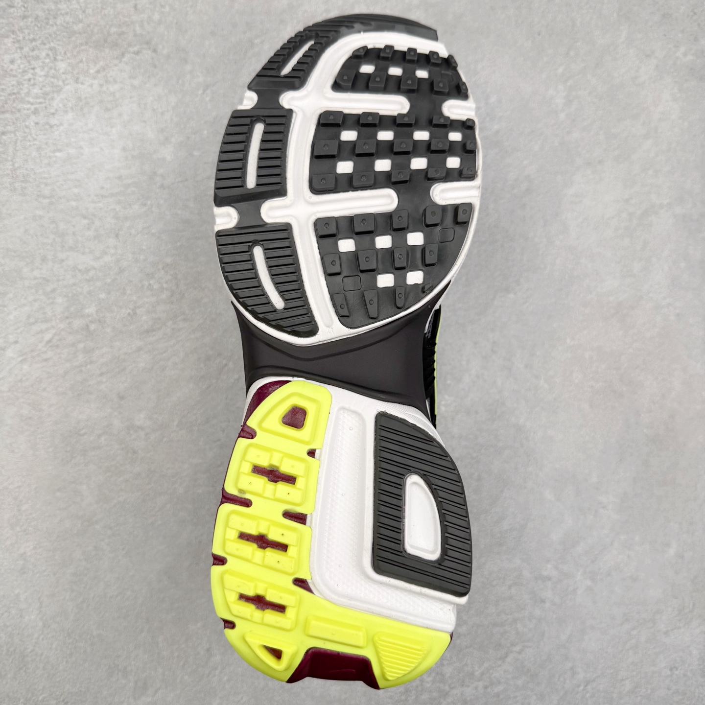 图片[9]-＃福利特价 NK V2K Runtekk 减震防滑低帮 复古老爹鞋跑步鞋 鞋款被命名为 Runtekk 设计上借鉴了 2000 年的跑鞋风格 配色上以金属银为主调 简练又有复古运动气质 材质上使用大面积网眼、皮革、TPU 组成 支撑和透气性肯定不错 中底处由 Cushlon 泡绵打造 保证在压马路时可以提供优秀脚感 并通过一手做旧氧化效果突出复古感 中底造型很容易让大家联想到巴黎世家3XL 增高效果同样不能忽视 尺码：36 36.5 37.5 38 38.5 39 40 40.5 41 42 42.5 43 44 44.5 45-选品中心