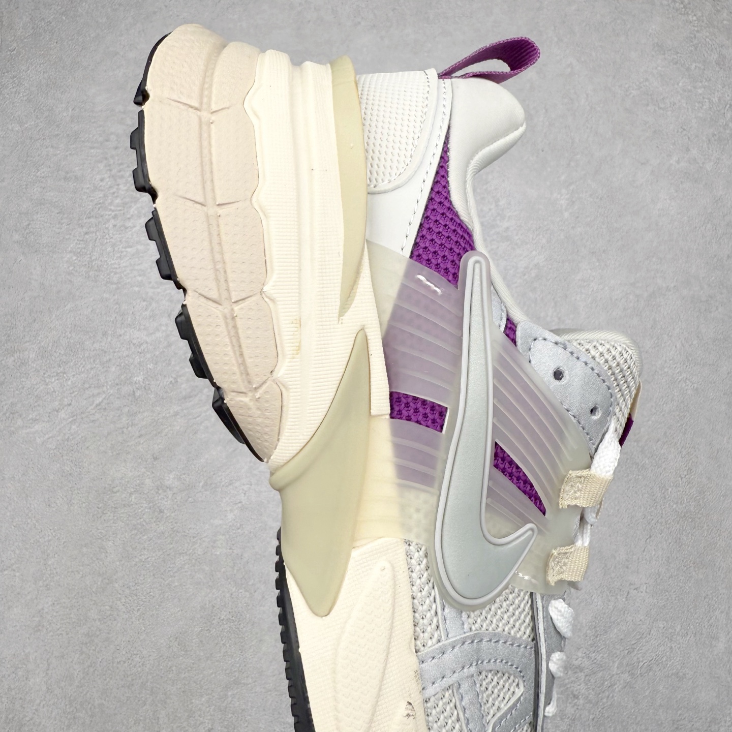 图片[6]-＃福利特价 NK V2K Runtekk 减震防滑低帮 复古老爹鞋跑步鞋 鞋款被命名为 Runtekk 设计上借鉴了 2000 年的跑鞋风格 配色上以金属银为主调 简练又有复古运动气质 材质上使用大面积网眼、皮革、TPU 组成 支撑和透气性肯定不错 中底处由 Cushlon 泡绵打造 保证在压马路时可以提供优秀脚感 并通过一手做旧氧化效果突出复古感 中底造型很容易让大家联想到巴黎世家3XL 增高效果同样不能忽视 尺码：36 36.5 37.5 38 38.5 39 40 40.5 41 42 42.5 43 44 44.5 45-选品中心