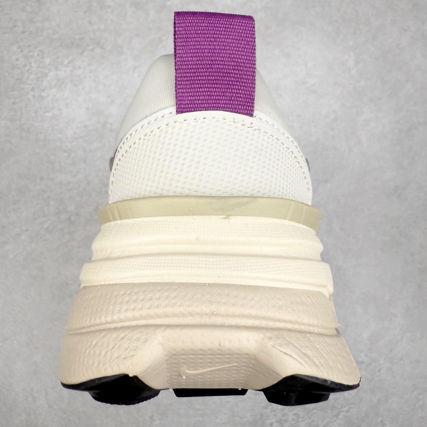 图片[8]-＃福利特价 NK V2K Runtekk 减震防滑低帮 复古老爹鞋跑步鞋 鞋款被命名为 Runtekk 设计上借鉴了 2000 年的跑鞋风格 配色上以金属银为主调 简练又有复古运动气质 材质上使用大面积网眼、皮革、TPU 组成 支撑和透气性肯定不错 中底处由 Cushlon 泡绵打造 保证在压马路时可以提供优秀脚感 并通过一手做旧氧化效果突出复古感 中底造型很容易让大家联想到巴黎世家3XL 增高效果同样不能忽视 尺码：36 36.5 37.5 38 38.5 39 40 40.5 41 42 42.5 43 44 44.5 45-选品中心