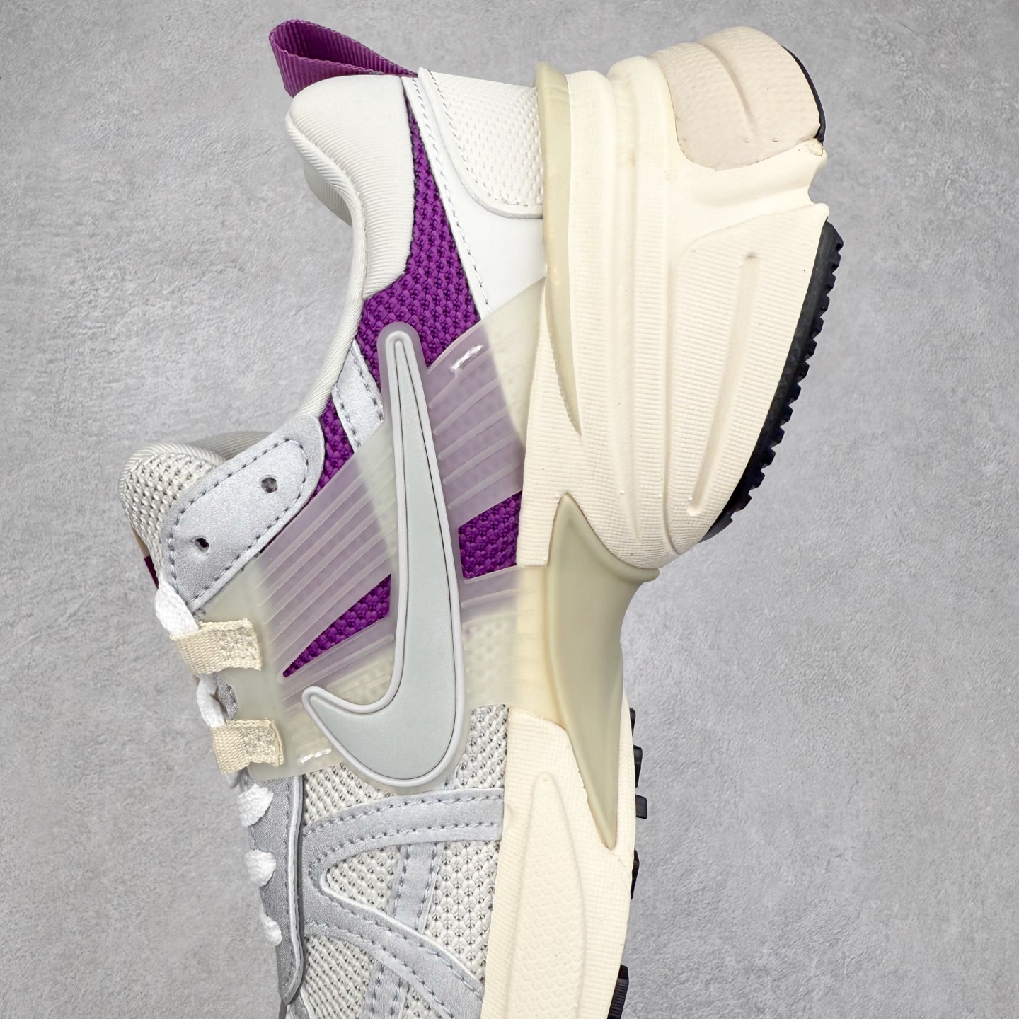 图片[7]-＃福利特价 NK V2K Runtekk 减震防滑低帮 复古老爹鞋跑步鞋 鞋款被命名为 Runtekk 设计上借鉴了 2000 年的跑鞋风格 配色上以金属银为主调 简练又有复古运动气质 材质上使用大面积网眼、皮革、TPU 组成 支撑和透气性肯定不错 中底处由 Cushlon 泡绵打造 保证在压马路时可以提供优秀脚感 并通过一手做旧氧化效果突出复古感 中底造型很容易让大家联想到巴黎世家3XL 增高效果同样不能忽视 尺码：36 36.5 37.5 38 38.5 39 40 40.5 41 42 42.5 43 44 44.5 45-选品中心