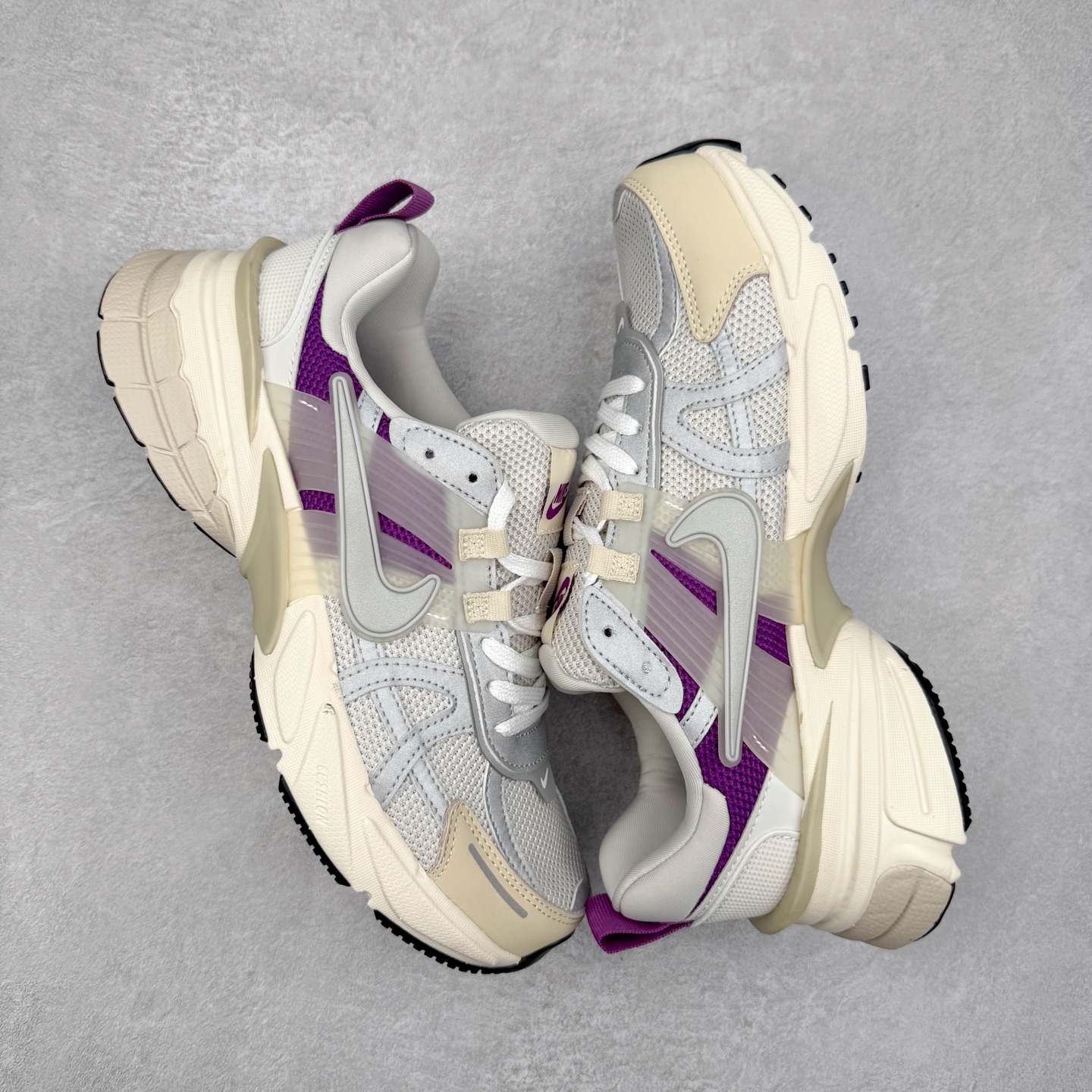 图片[3]-＃福利特价 NK V2K Runtekk 减震防滑低帮 复古老爹鞋跑步鞋 鞋款被命名为 Runtekk 设计上借鉴了 2000 年的跑鞋风格 配色上以金属银为主调 简练又有复古运动气质 材质上使用大面积网眼、皮革、TPU 组成 支撑和透气性肯定不错 中底处由 Cushlon 泡绵打造 保证在压马路时可以提供优秀脚感 并通过一手做旧氧化效果突出复古感 中底造型很容易让大家联想到巴黎世家3XL 增高效果同样不能忽视 尺码：36 36.5 37.5 38 38.5 39 40 40.5 41 42 42.5 43 44 44.5 45-选品中心