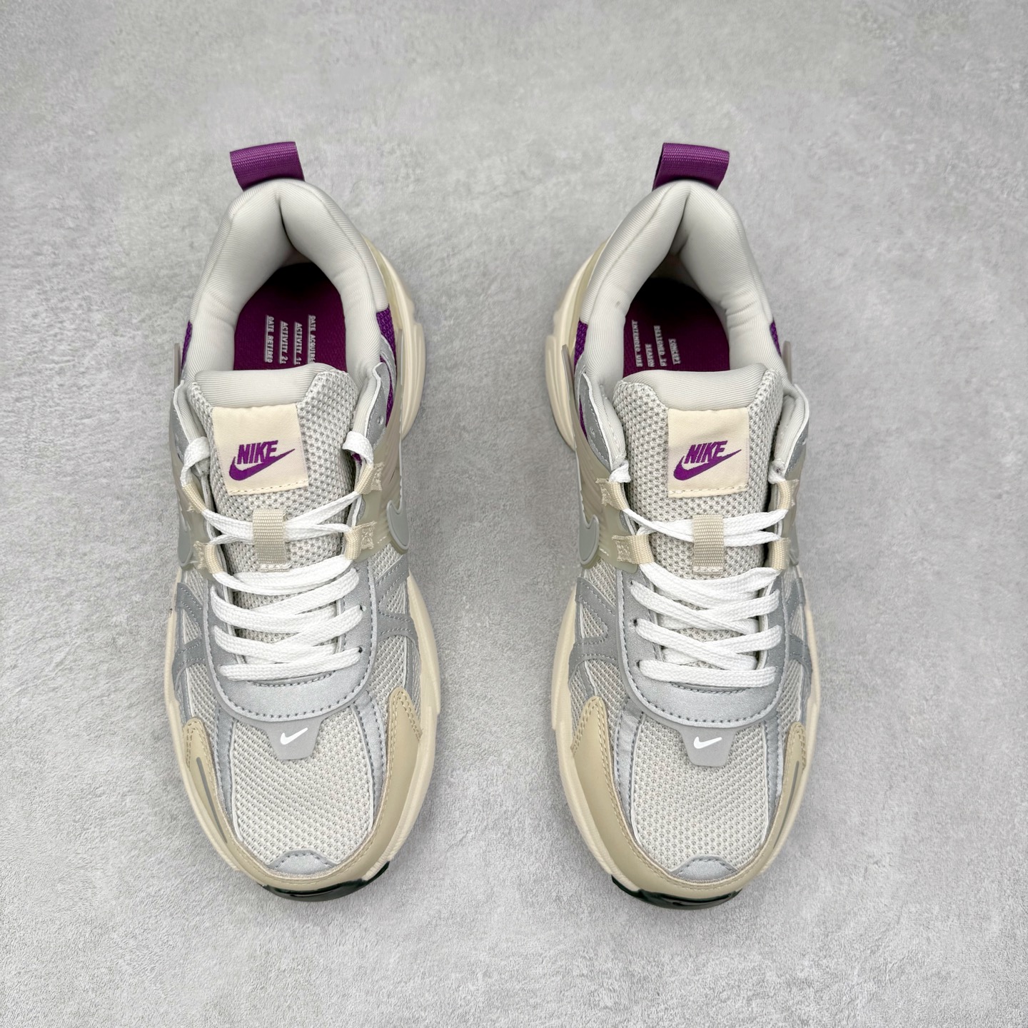 图片[2]-＃福利特价 NK V2K Runtekk 减震防滑低帮 复古老爹鞋跑步鞋 鞋款被命名为 Runtekk 设计上借鉴了 2000 年的跑鞋风格 配色上以金属银为主调 简练又有复古运动气质 材质上使用大面积网眼、皮革、TPU 组成 支撑和透气性肯定不错 中底处由 Cushlon 泡绵打造 保证在压马路时可以提供优秀脚感 并通过一手做旧氧化效果突出复古感 中底造型很容易让大家联想到巴黎世家3XL 增高效果同样不能忽视 尺码：36 36.5 37.5 38 38.5 39 40 40.5 41 42 42.5 43 44 44.5 45-选品中心