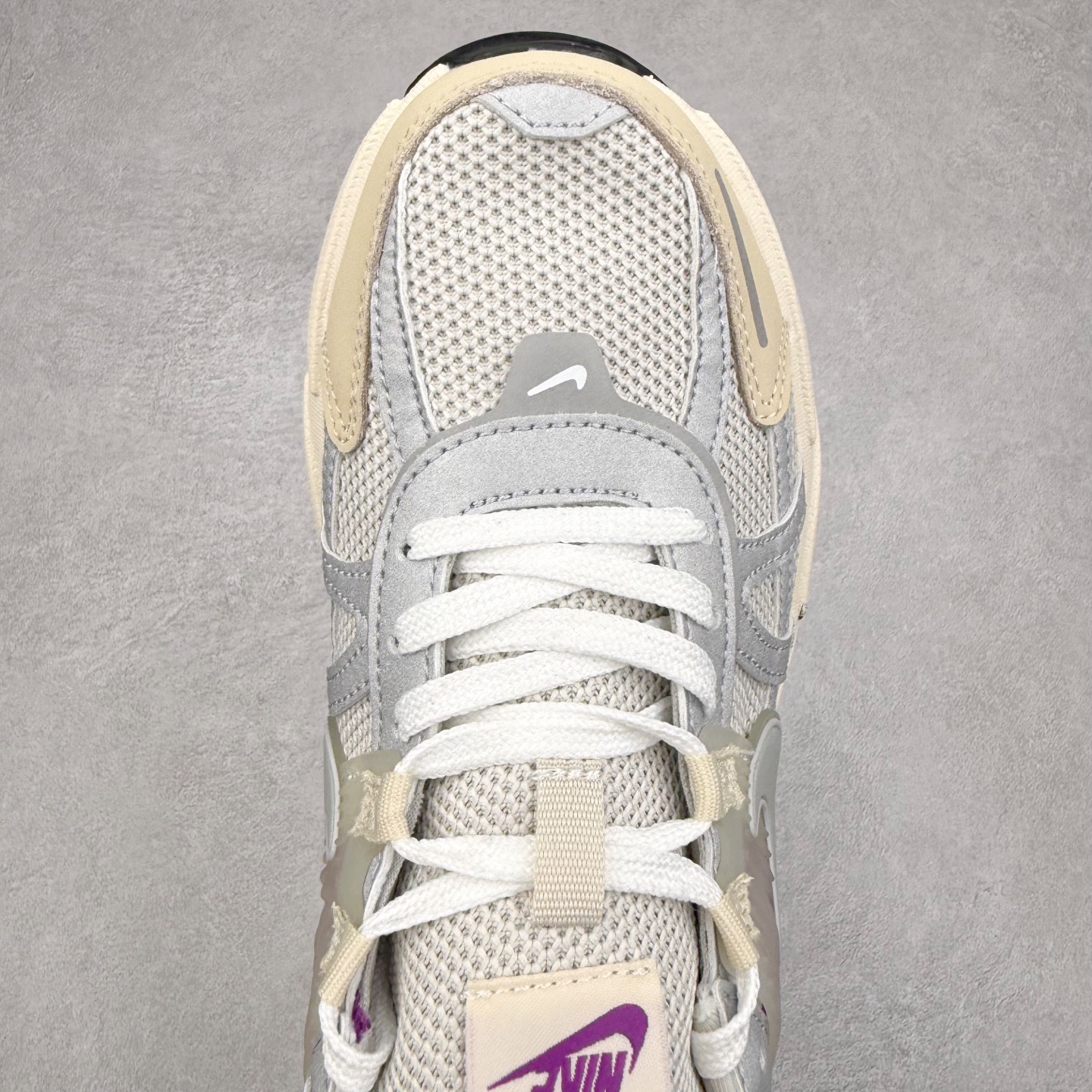 图片[4]-＃福利特价 NK V2K Runtekk 减震防滑低帮 复古老爹鞋跑步鞋 鞋款被命名为 Runtekk 设计上借鉴了 2000 年的跑鞋风格 配色上以金属银为主调 简练又有复古运动气质 材质上使用大面积网眼、皮革、TPU 组成 支撑和透气性肯定不错 中底处由 Cushlon 泡绵打造 保证在压马路时可以提供优秀脚感 并通过一手做旧氧化效果突出复古感 中底造型很容易让大家联想到巴黎世家3XL 增高效果同样不能忽视 尺码：36 36.5 37.5 38 38.5 39 40 40.5 41 42 42.5 43 44 44.5 45-选品中心