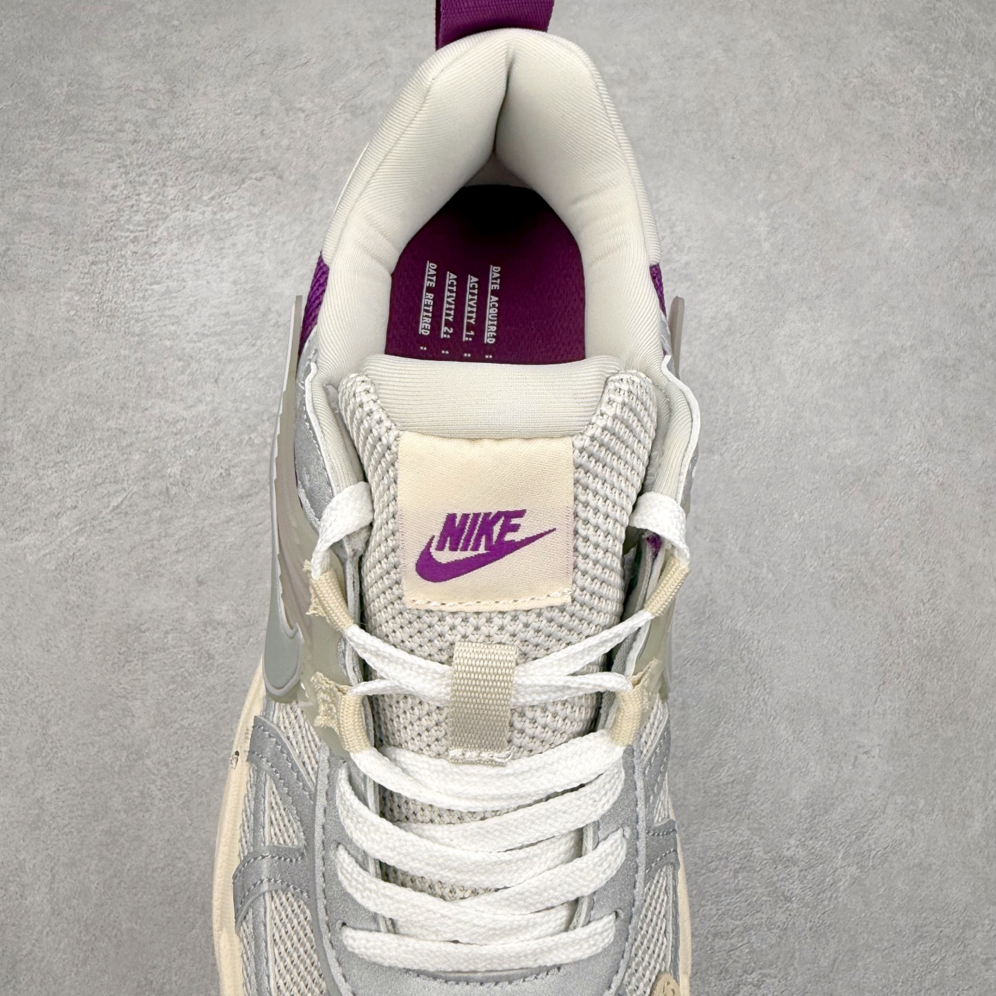 图片[5]-＃福利特价 NK V2K Runtekk 减震防滑低帮 复古老爹鞋跑步鞋 鞋款被命名为 Runtekk 设计上借鉴了 2000 年的跑鞋风格 配色上以金属银为主调 简练又有复古运动气质 材质上使用大面积网眼、皮革、TPU 组成 支撑和透气性肯定不错 中底处由 Cushlon 泡绵打造 保证在压马路时可以提供优秀脚感 并通过一手做旧氧化效果突出复古感 中底造型很容易让大家联想到巴黎世家3XL 增高效果同样不能忽视 尺码：36 36.5 37.5 38 38.5 39 40 40.5 41 42 42.5 43 44 44.5 45-选品中心