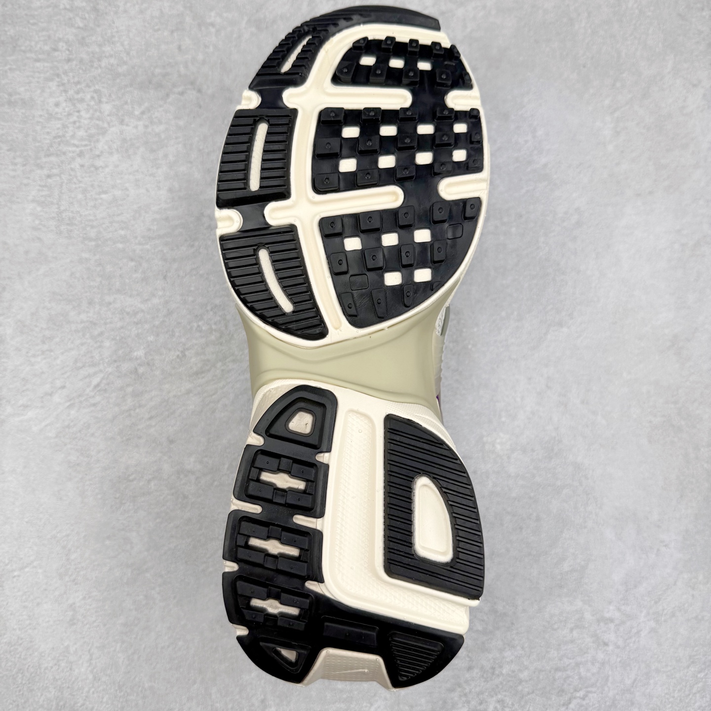 图片[9]-＃福利特价 NK V2K Runtekk 减震防滑低帮 复古老爹鞋跑步鞋 鞋款被命名为 Runtekk 设计上借鉴了 2000 年的跑鞋风格 配色上以金属银为主调 简练又有复古运动气质 材质上使用大面积网眼、皮革、TPU 组成 支撑和透气性肯定不错 中底处由 Cushlon 泡绵打造 保证在压马路时可以提供优秀脚感 并通过一手做旧氧化效果突出复古感 中底造型很容易让大家联想到巴黎世家3XL 增高效果同样不能忽视 尺码：36 36.5 37.5 38 38.5 39 40 40.5 41 42 42.5 43 44 44.5 45-选品中心