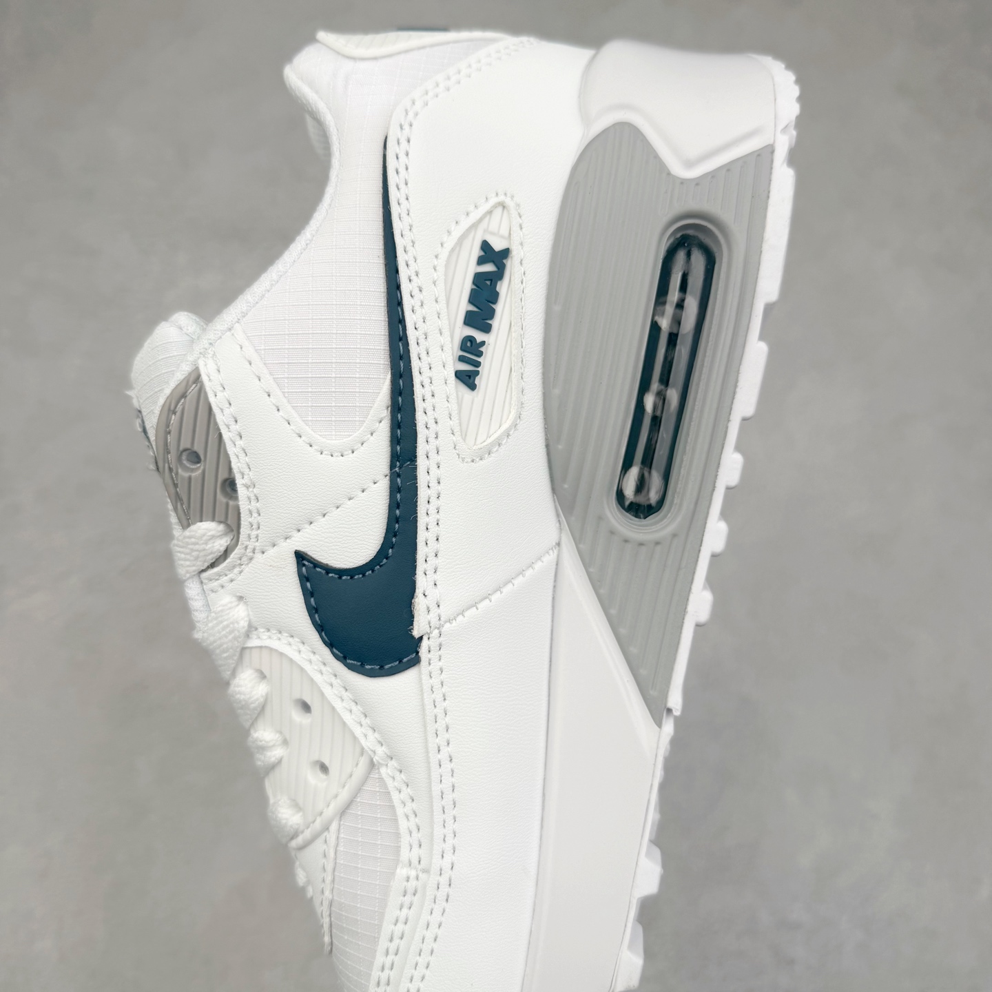 图片[7]-＃MX版 NK Air MAX 90 气垫复古减震跑步鞋 IB7680-100 经典重温 独家陆续补货 外单专供大厂出品 品质稳定 一百余色 终端操作 Air Max 90于1990年推出 来自Air Max系列 在Air Max 1的基础上改进而得 增加了气垫面积 外型上也更为流线 最特別的就是加入了菱纹塑胶嵌板 为Air Max 90增添了许多潮流气息 皮革鞋面 造就出色耐穿性和支撑力 Max Air缓震配置搭配泡棉中底 令Air Max 90轻盈而舒适 华夫格橡胶外底 铸就Air Max 90非凡的抓地力 而Air Max 90不仅是一双跑鞋 它成功跨越了时间的演进 成为了球鞋文化与潮流圈中最熟为人知的鞋款之一 尺码：36 36.5 37.5 38 38.5 39 40 40.5 41 42 42.5 43 44 44.5 45-选品中心