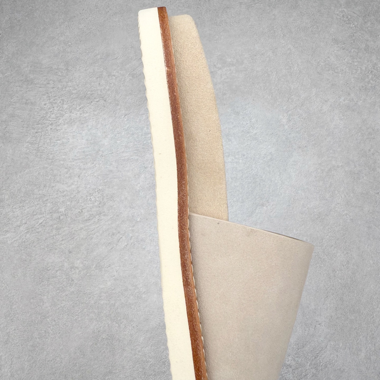 图片[6]-＃GD广顶 Brunello Cucinelli 绒面革 圆头露趾 防滑一字拖鞋 米色 Brunello Cucinelli是来自意大利的世界顶级奢侈品牌，被誉为低调奢华的“山羊绒之王”和“服装界真正的奢侈品”。很多人都知道羊绒Cashmere顶级、昂贵，一穿就脱不下来，还很容易和其他衣服相互搭配，但是，再也没有比Brunello Cucinelli 这个品牌更懂得把顶级的羊绒面料设计出一种“低调的奢华”的风格。尺码：35 36 37 38 39 40 41 42 43 44 45-选品中心